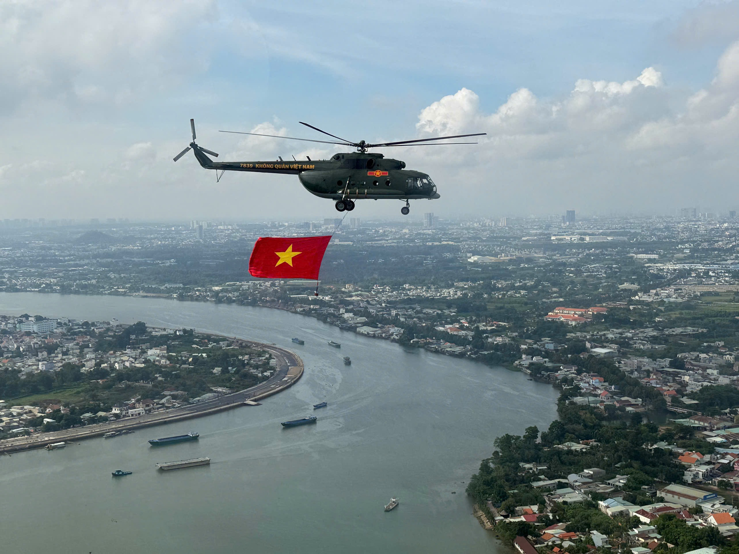 Xem trực thăng, tiêm kích biểu diễn trên bầu trời TP HCM - Ảnh 1.