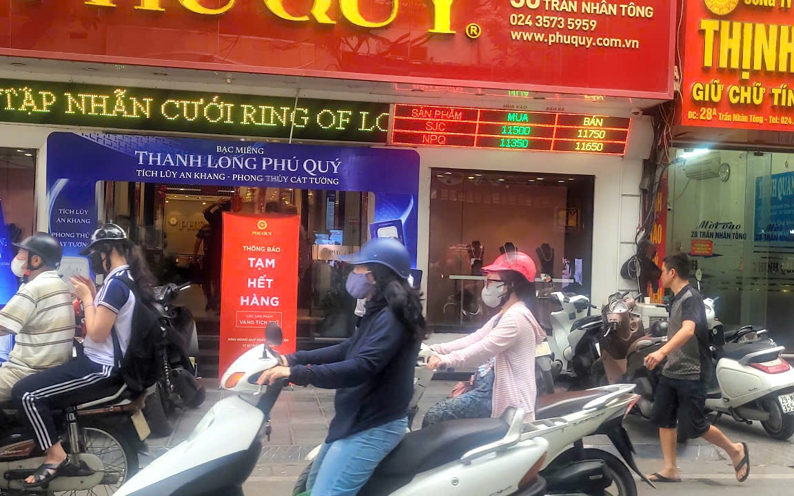 Giá vàng tăng vùn vụt nhưng "có tiền không dễ mua"