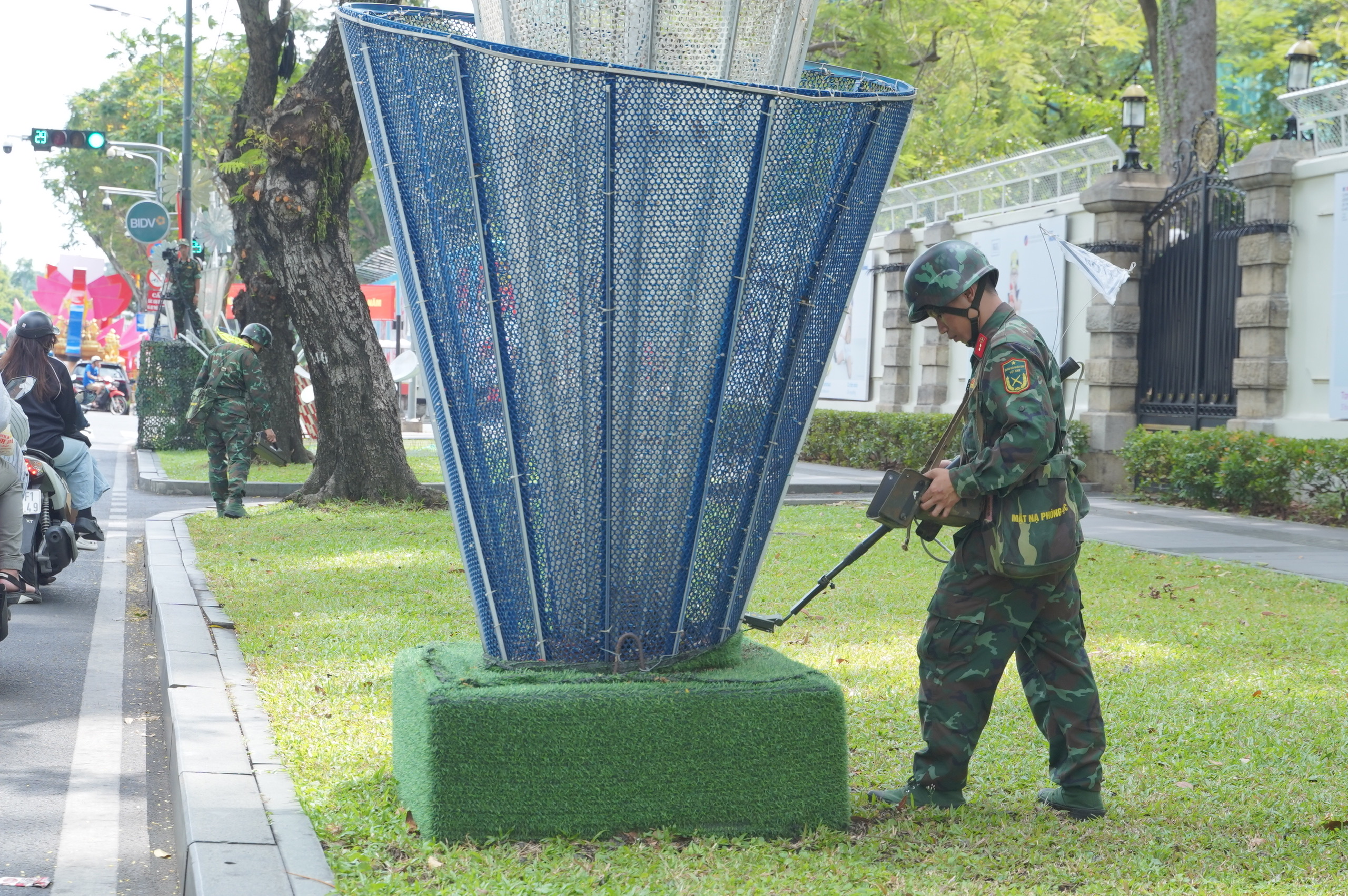 Những bạn trẻ tiếp nước cho buổi tổng hợp luyện diễu binh, diễu hành - Ảnh 7.