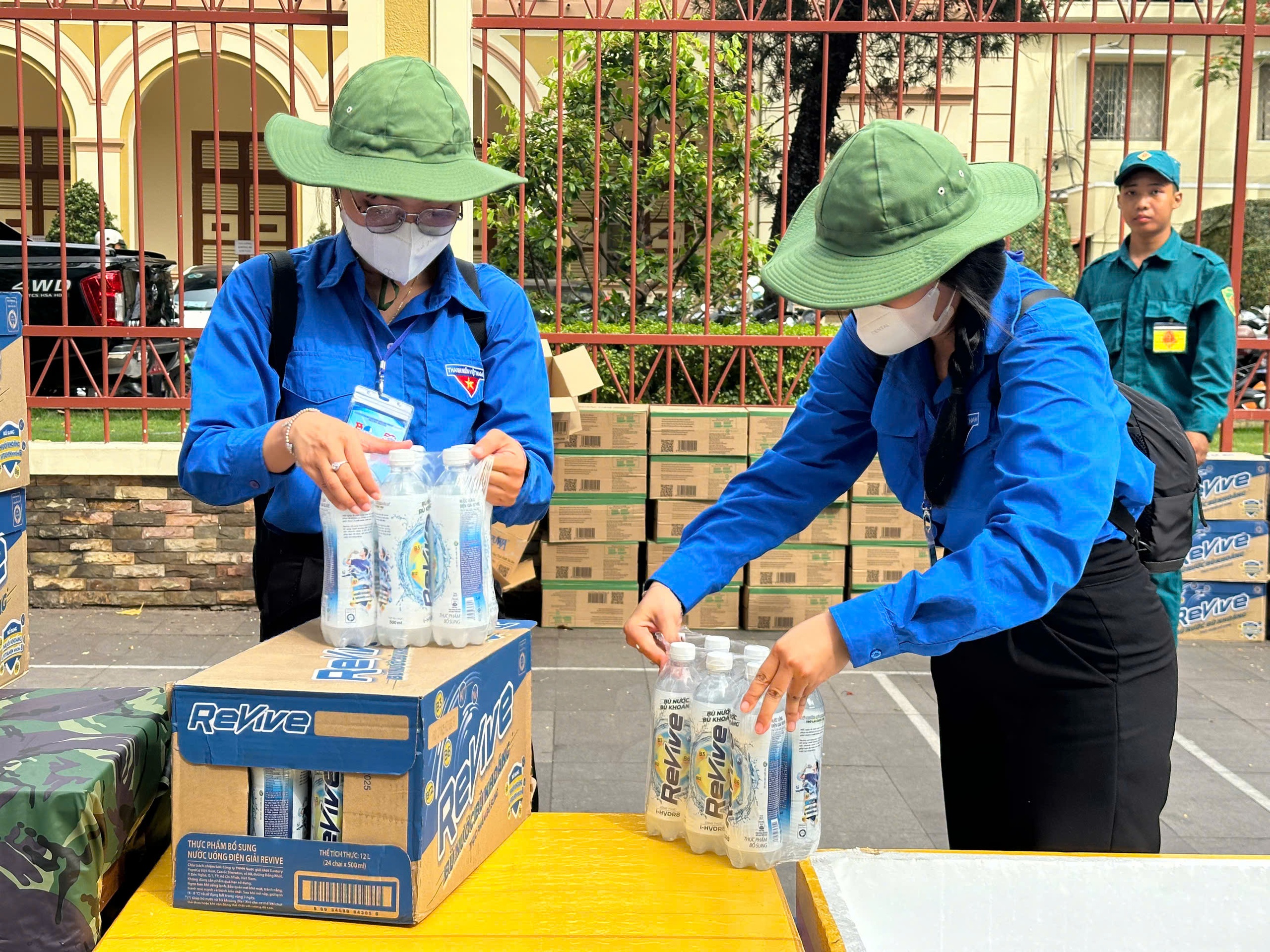 Những bạn trẻ tiếp nước cho buổi tổng hợp luyện diễu binh, diễu hành - Ảnh 1.