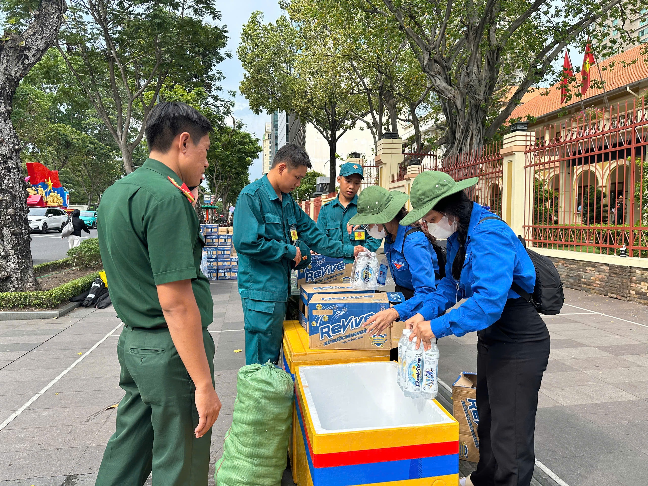 Những bạn trẻ tiếp nước cho buổi tổng hợp luyện diễu binh, diễu hành - Ảnh 2.