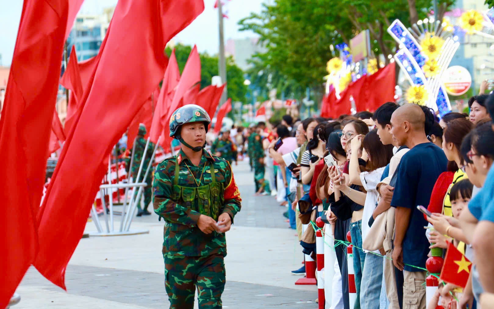 Video: Những khoảnh khắc "đốn tim" giữa bộ đội và các cháu thiếu nhi