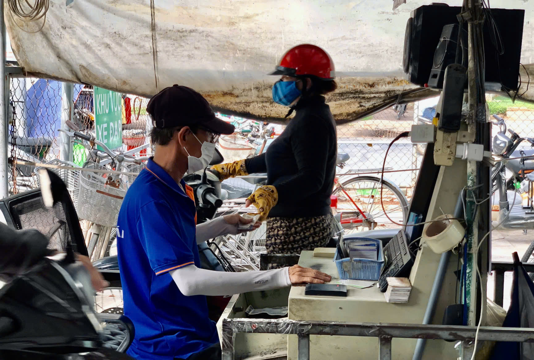 Loạn giá giữ xe - Ảnh 1.