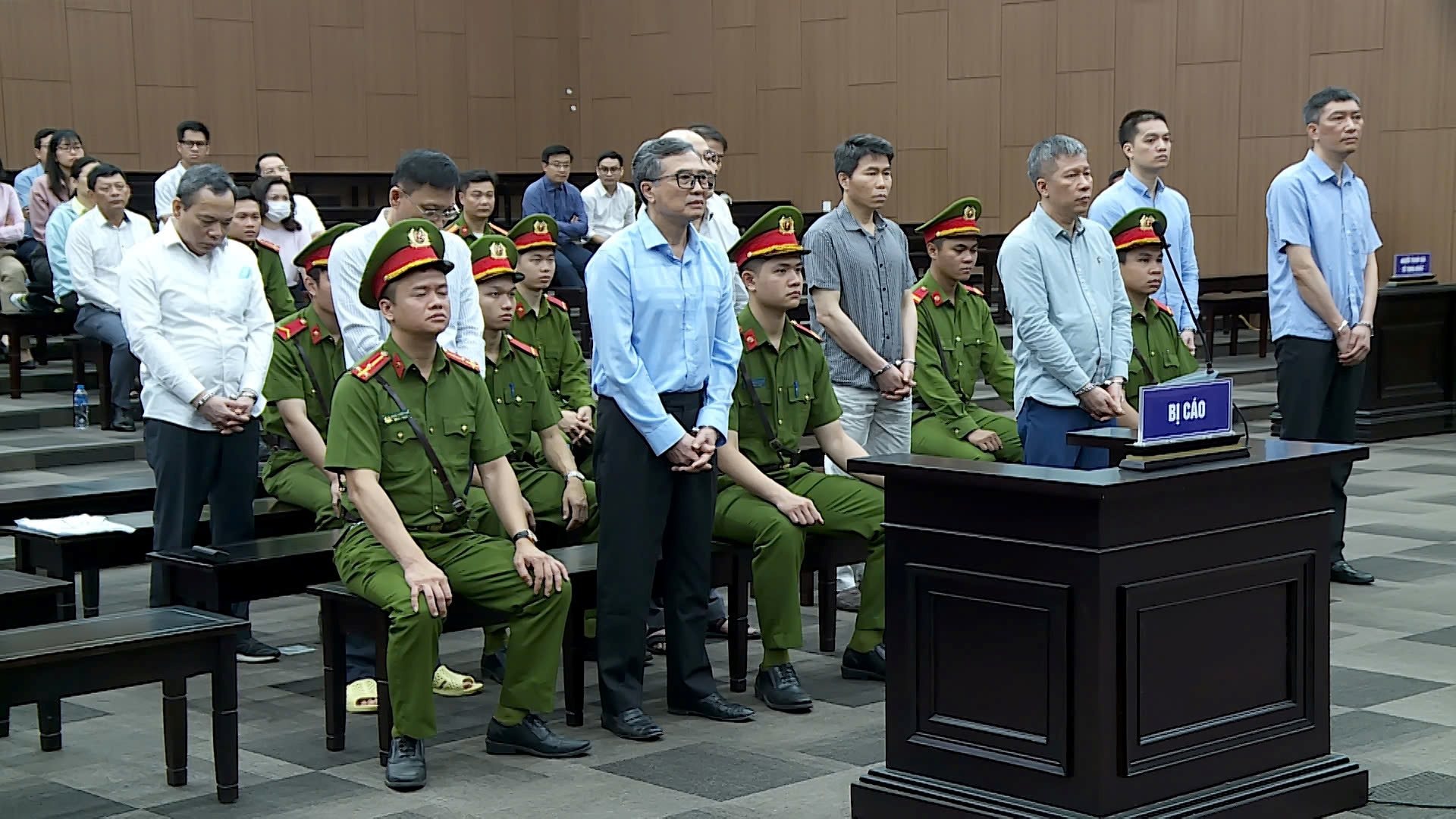 Cựu Thứ trưởng Bộ C&ocirc;ng Thương bị đề nghị 6-7 năm t&ugrave;- Ảnh 1.