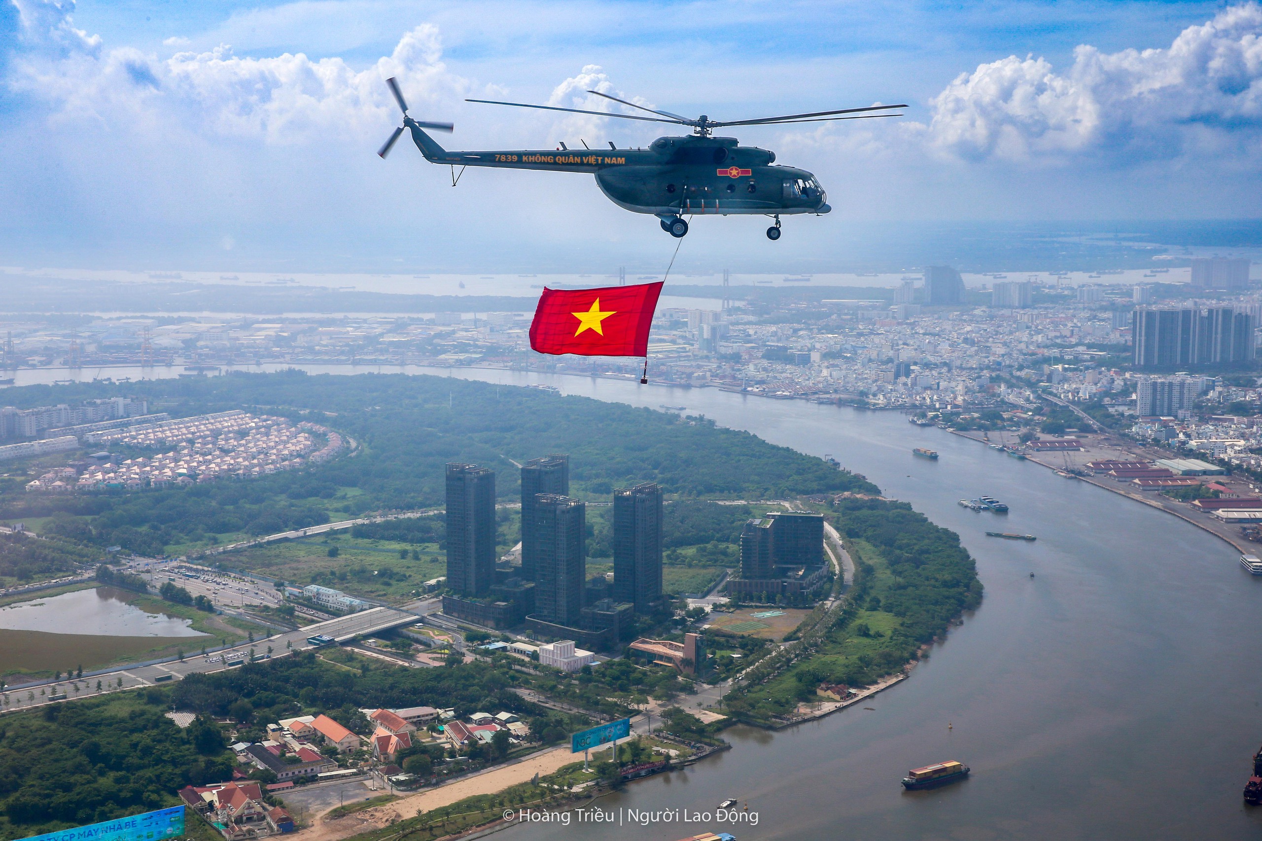 Những chuyến bay đặc biệt trên bầu trời TP HCM - Ảnh 13.