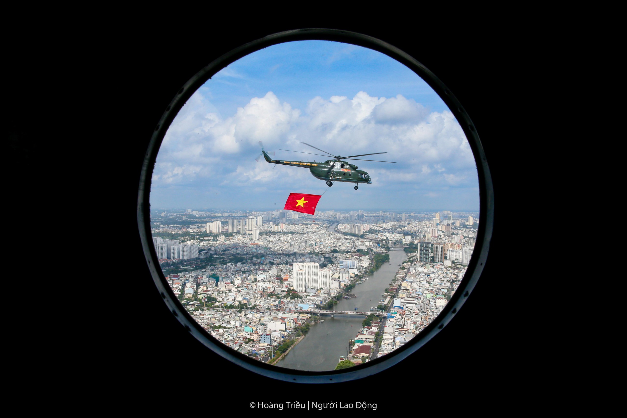 Những chuyến bay đặc biệt trên bầu trời TP HCM - Ảnh 14.