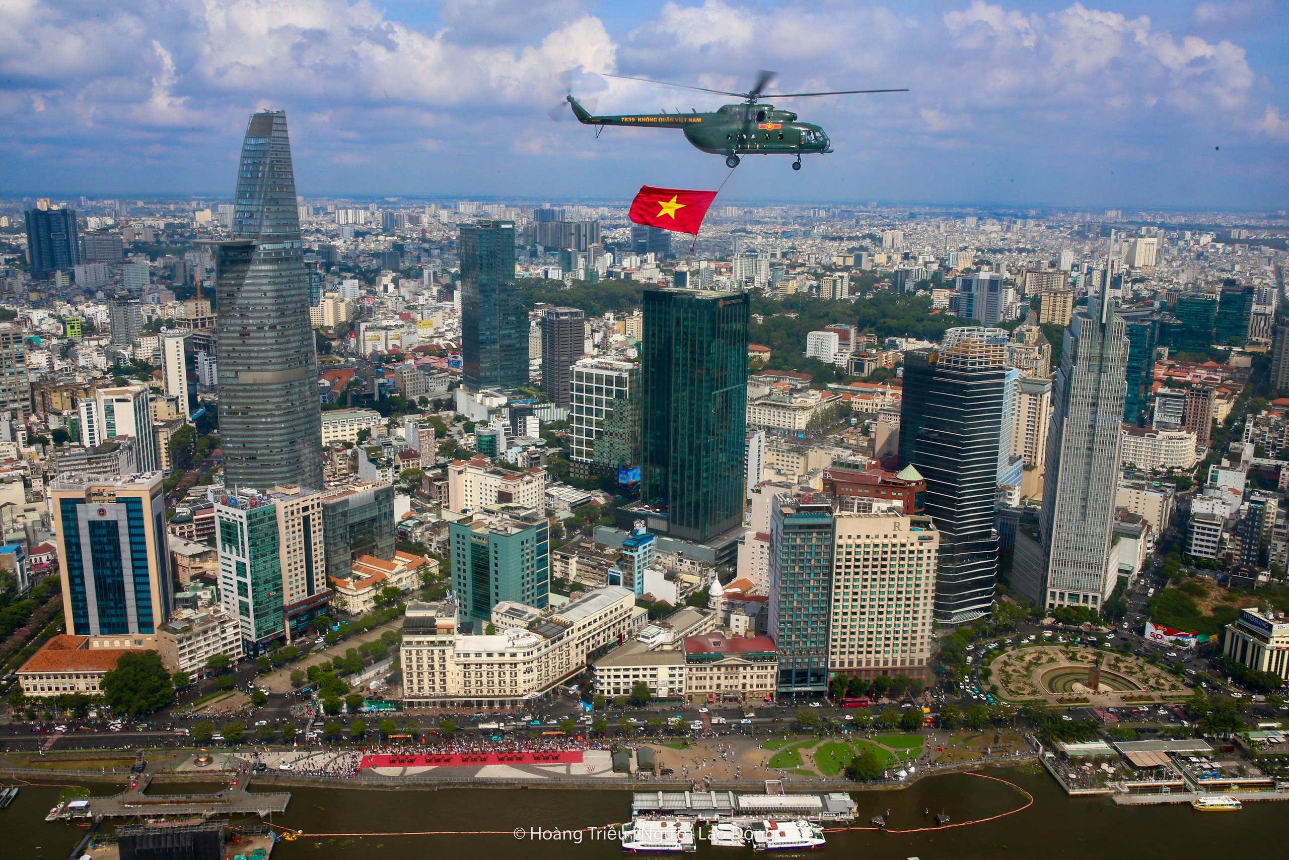 Những chuyến bay đặc biệt trên bầu trời TP HCM - Ảnh 10.