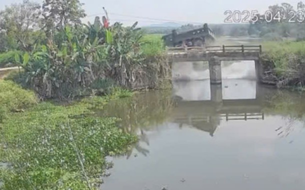 VIDEO: Xe tải phóng nhanh tông gãy thành cầu lao xuống đập nước