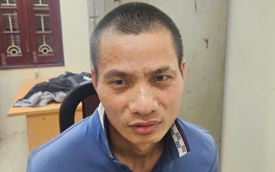 Nghi phạm cướp ngân hàng đổ xăng lên người và bàn giao dịch tại chi nhánh dọa phóng hỏa