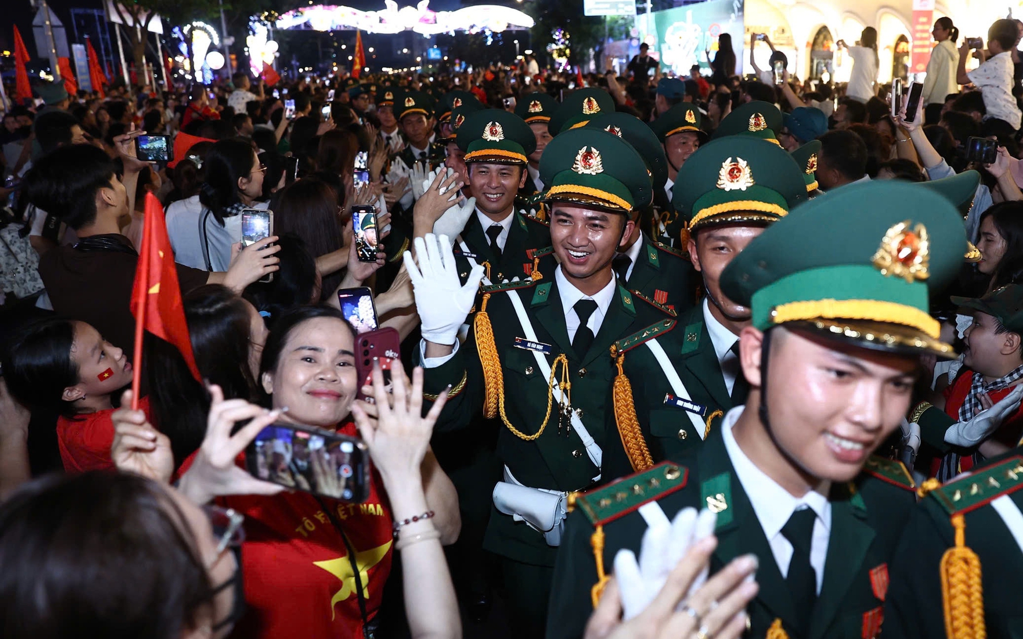 Cờ hoa rực rỡ, ấm tình quân dân trong ngày tổng hợp luyện diễu binh, diễu hành