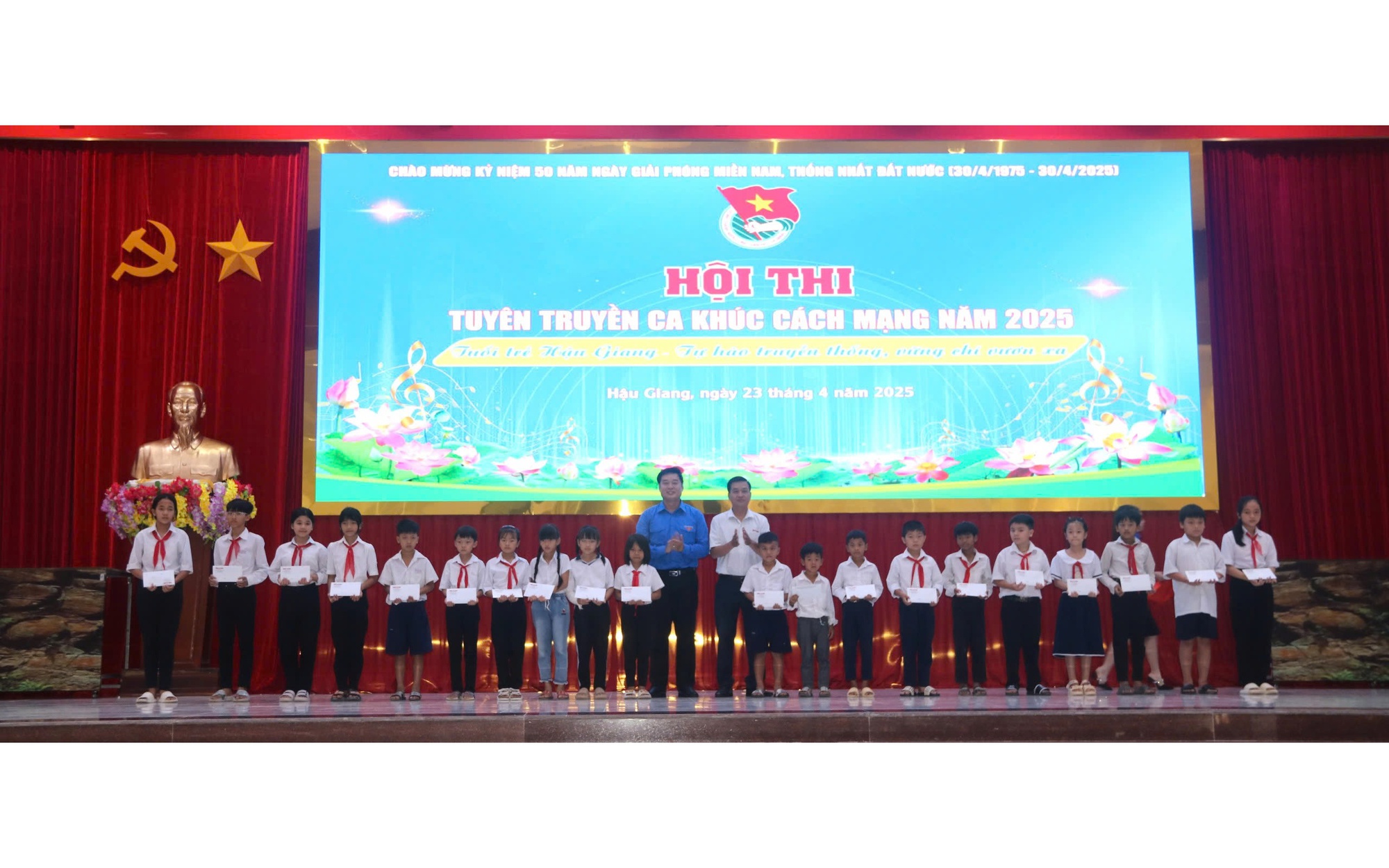 Trao 50 suất hỗ trợ học tập tại Hội thi “Tuyên truyền ca khúc cách mạng” tỉnh Hậu Giang