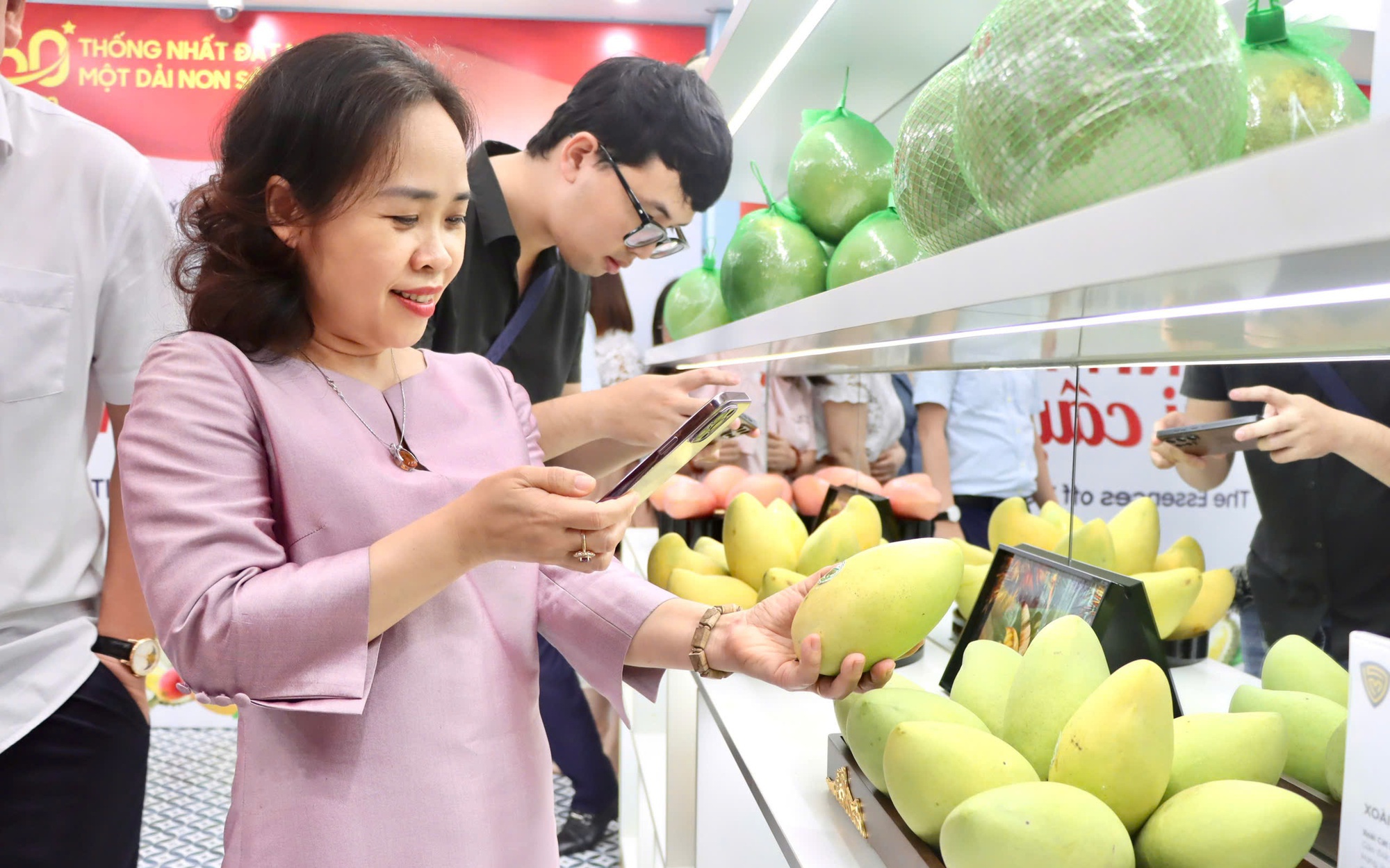 Trái cây, nông sản rớt giá mạnh - Ảnh 1.