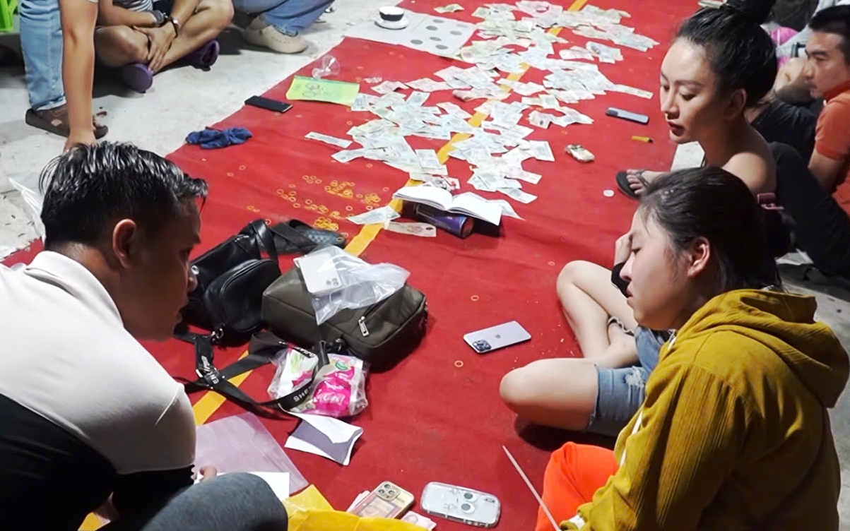Triệt phá tụ điểm đánh bạc cử người cảnh giới, đưa đón con bạc