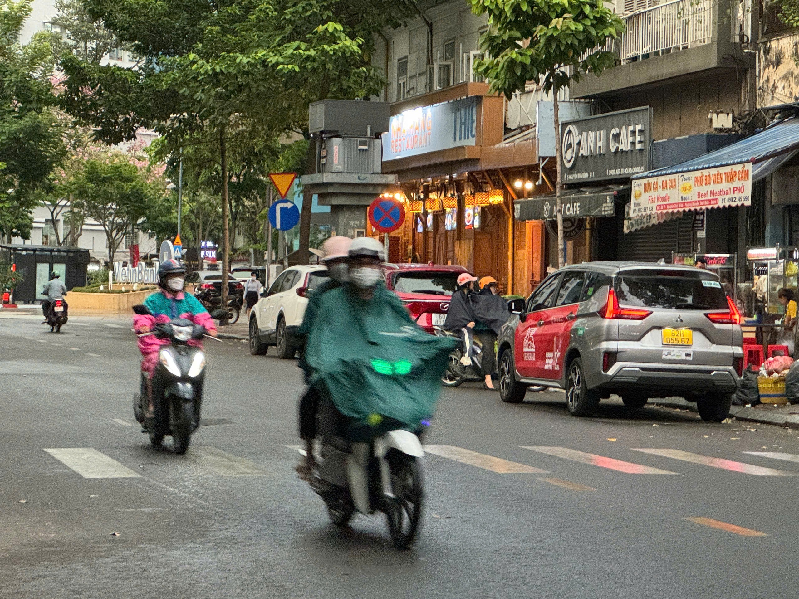 "Mưa vàng" trút xuống TP HCM- Ảnh 1.