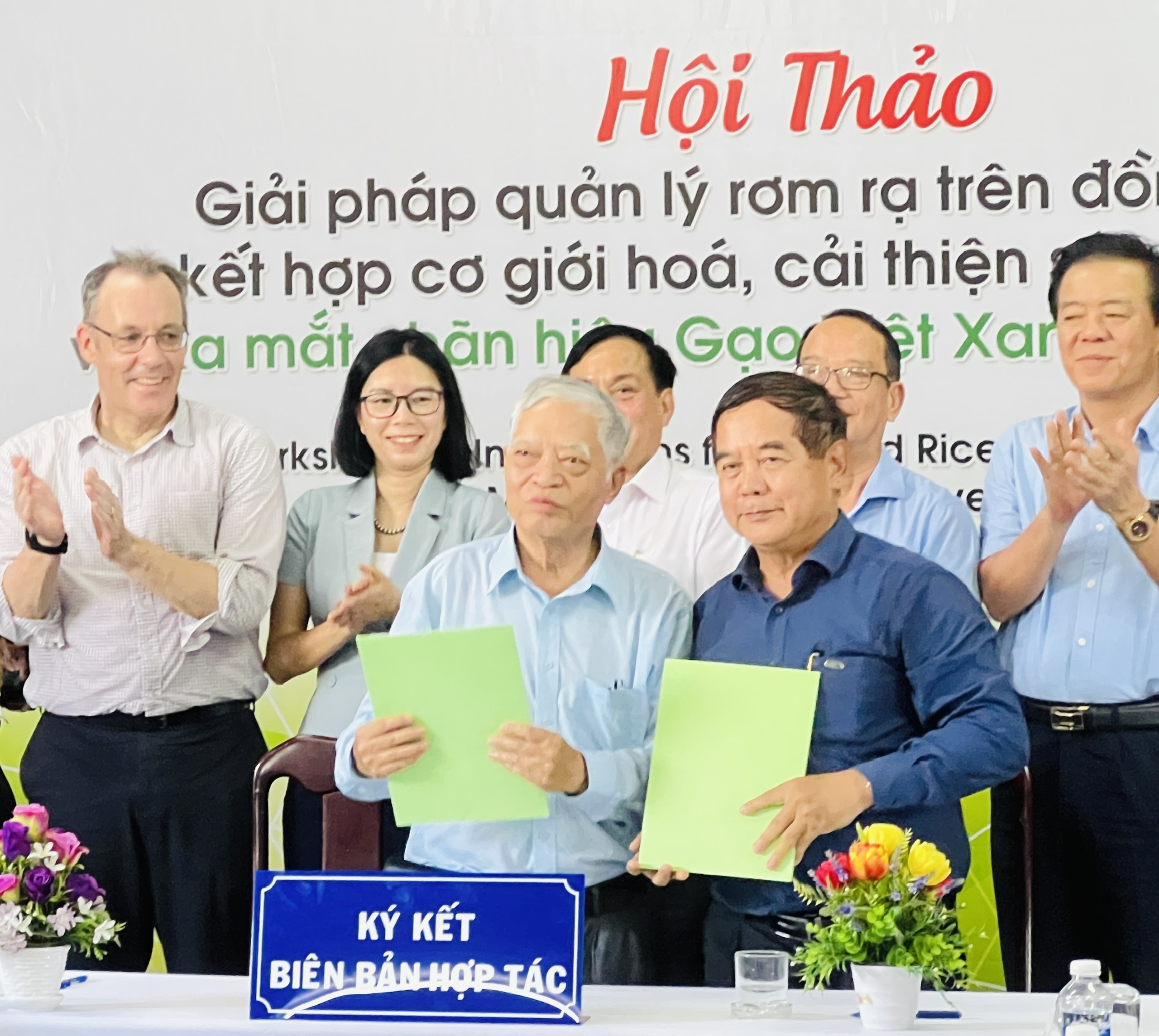 Hơn 10.000 tấn gạo đầu tiên của Việt Nam gắn logo "Gạo Việt xanh phát thải thấp"- Ảnh 3.