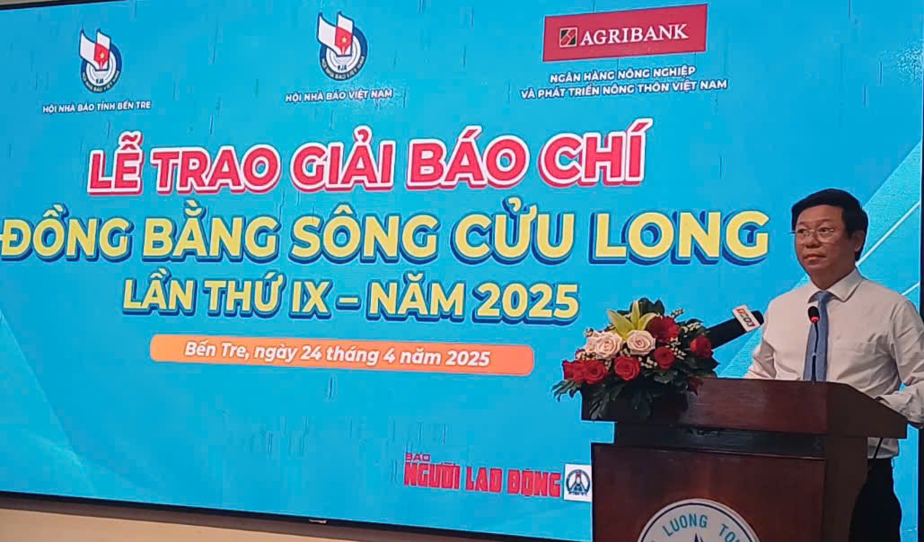 Trao 2.000 l&aacute; cờ Tổ quốc v&agrave; 50 suất hỗ trợ học tập tại tỉnh Bến Tre - Ảnh 5.