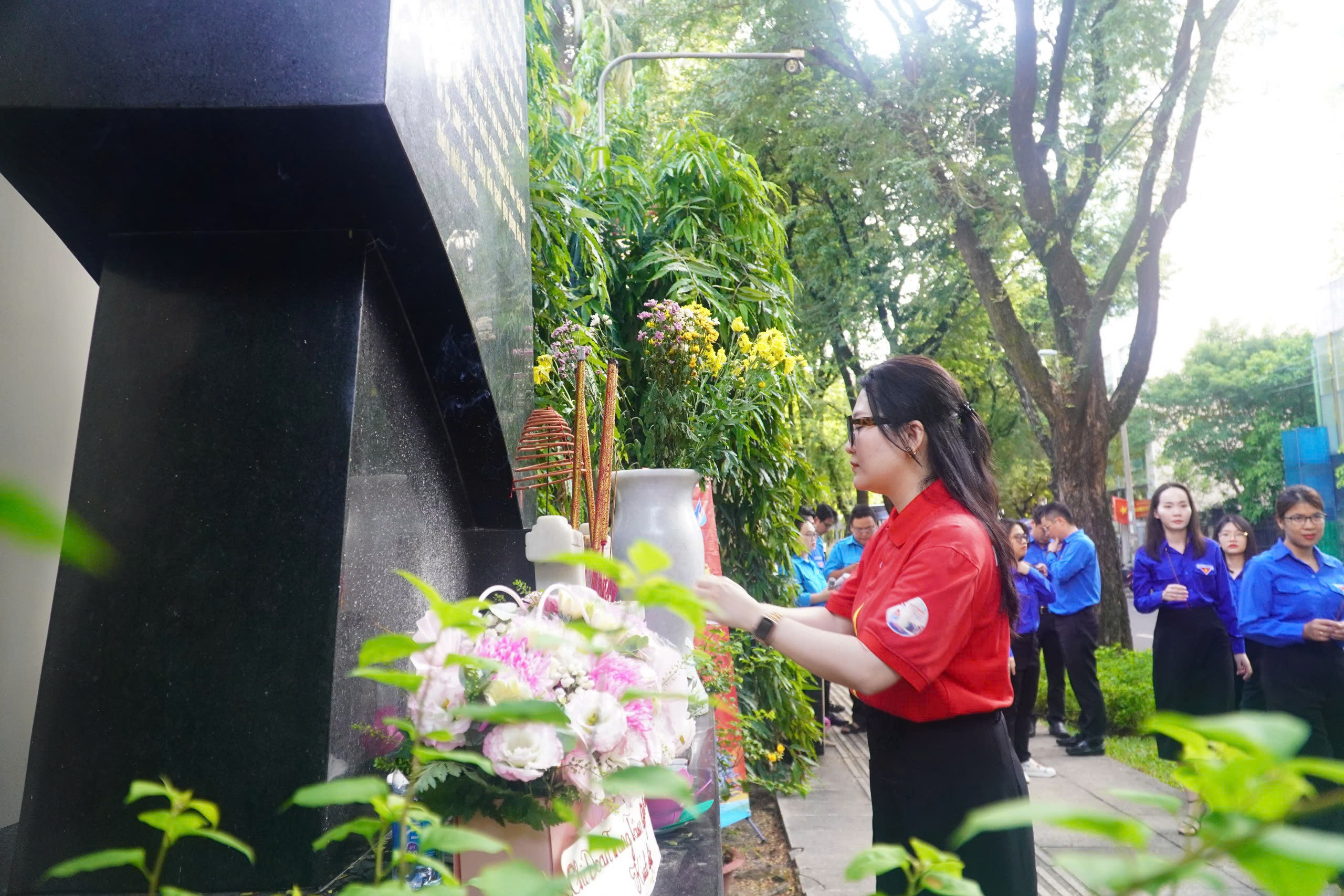 Viết tiếp c&acirc;u chuyện h&ograve;a b&igrave;nh: Giao lưu giữa nh&acirc;n chứng lịch sử v&agrave; thế hệ trẻ - Ảnh 2.