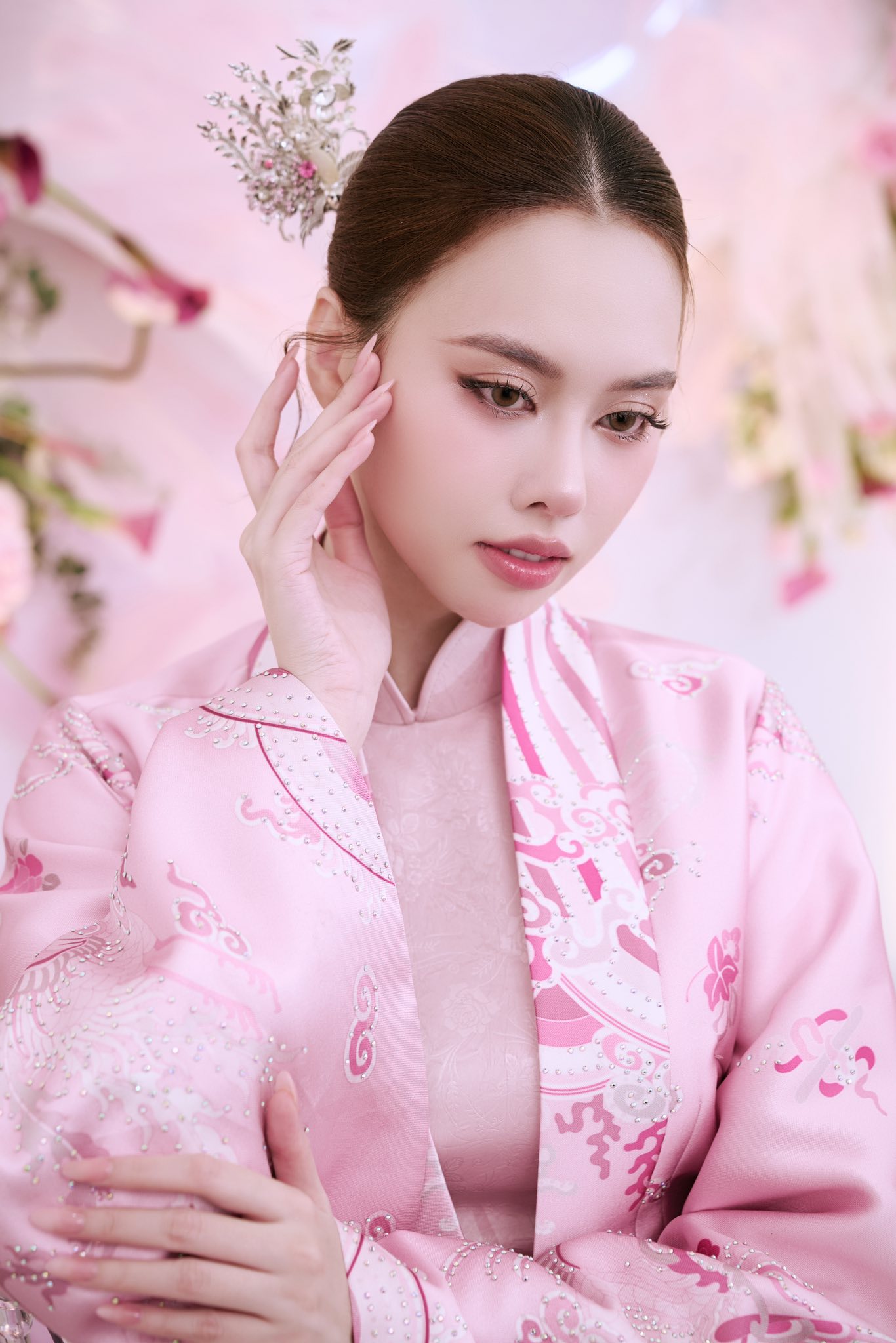&Aacute; hậu T&acirc;m Như đẹp dịu d&agrave;ng trong lễ đ&iacute;nh h&ocirc;n - Ảnh 2.