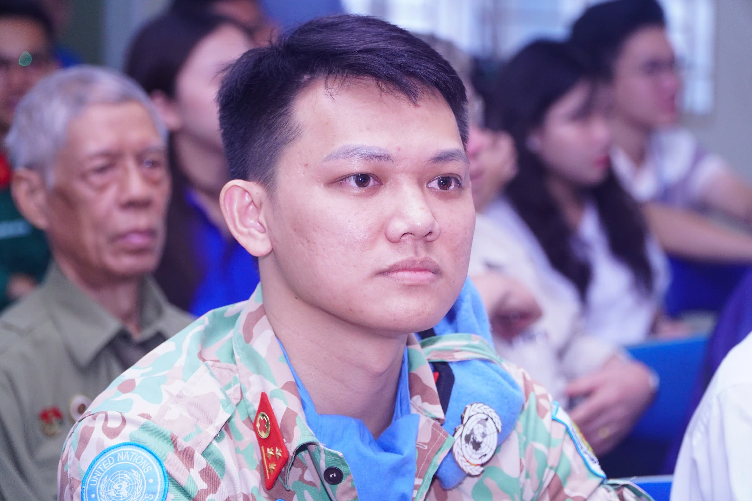 Viết tiếp c&acirc;u chuyện h&ograve;a b&igrave;nh: Giao lưu giữa nh&acirc;n chứng lịch sử v&agrave; thế hệ trẻ - Ảnh 6.