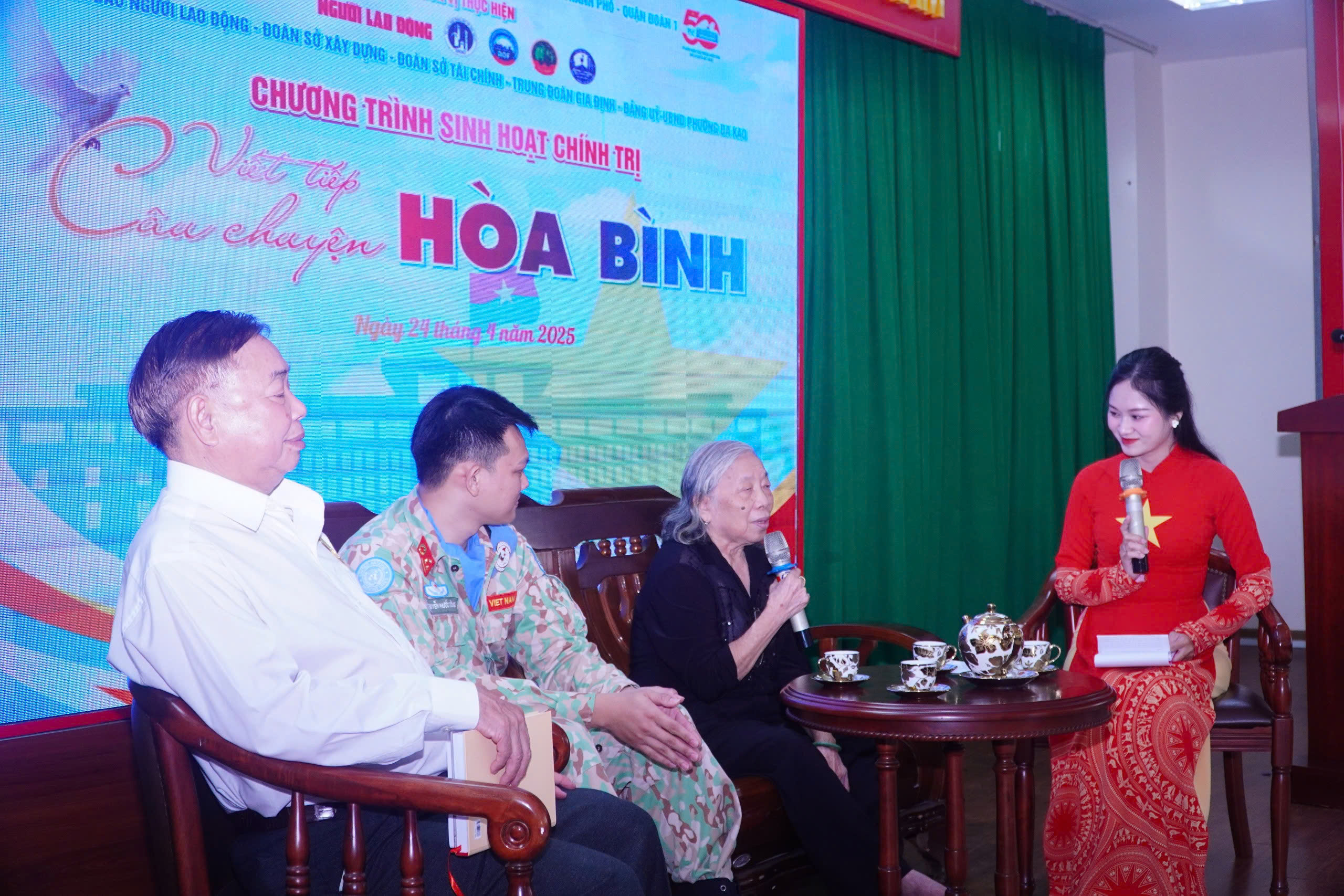 Viết tiếp c&acirc;u chuyện h&ograve;a b&igrave;nh: Giao lưu giữa nh&acirc;n chứng lịch sử v&agrave; thế hệ trẻ - Ảnh 7.