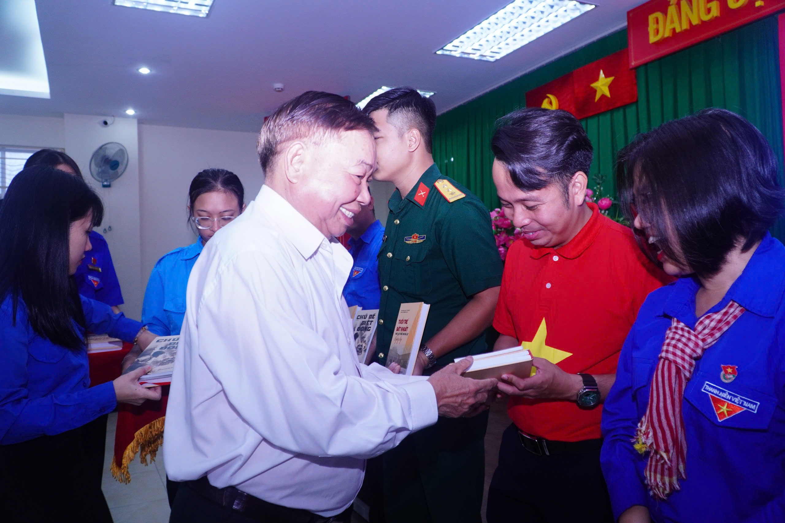 Viết tiếp c&acirc;u chuyện h&ograve;a b&igrave;nh: Giao lưu giữa nh&acirc;n chứng lịch sử v&agrave; thế hệ trẻ - Ảnh 8.