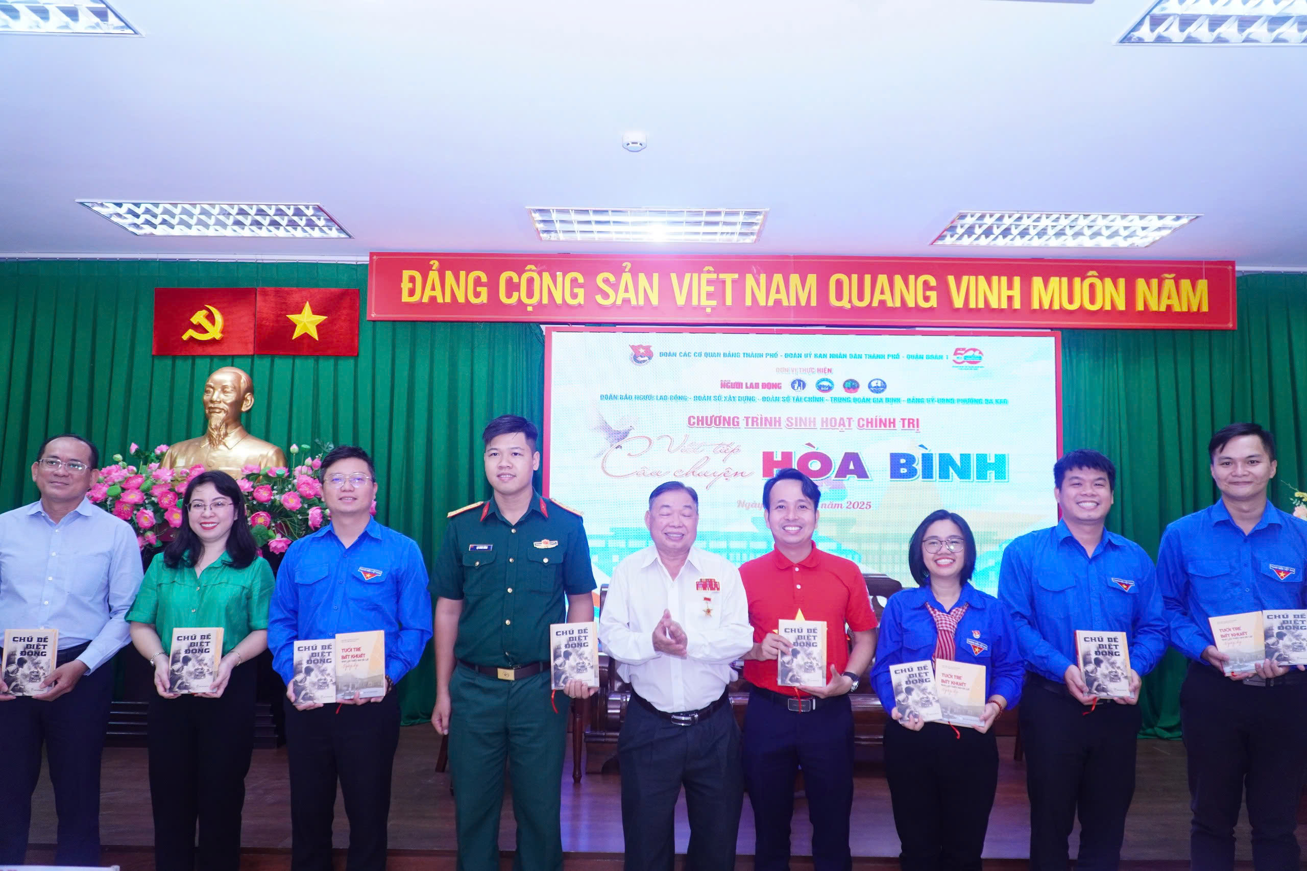 Viết tiếp c&acirc;u chuyện h&ograve;a b&igrave;nh: Giao lưu giữa nh&acirc;n chứng lịch sử v&agrave; thế hệ trẻ - Ảnh 9.