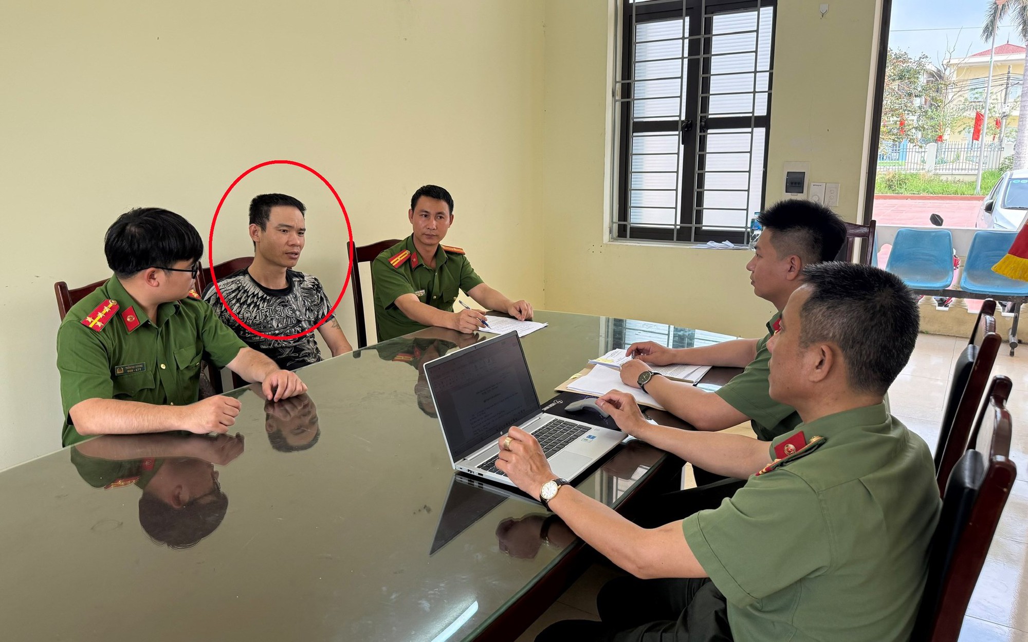 Người đàn ông "chơi" ma túy, tàng trữ 3 khẩu súng và 39 viên đạn