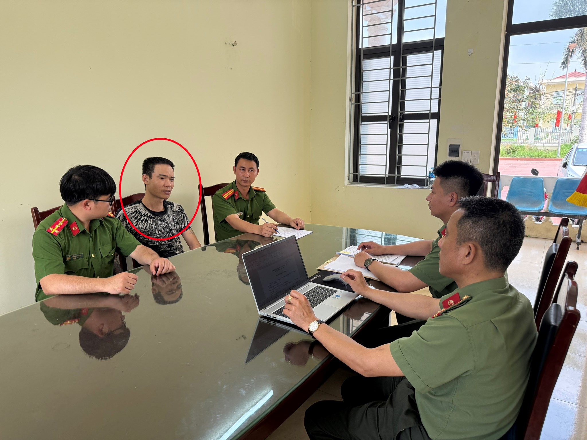 Người đ&agrave;n &ocirc;ng "chơi" ma t&uacute;y, t&agrave;ng trữ 3 khẩu s&uacute;ng v&agrave; 39 vi&ecirc;n đạn- Ảnh 1.