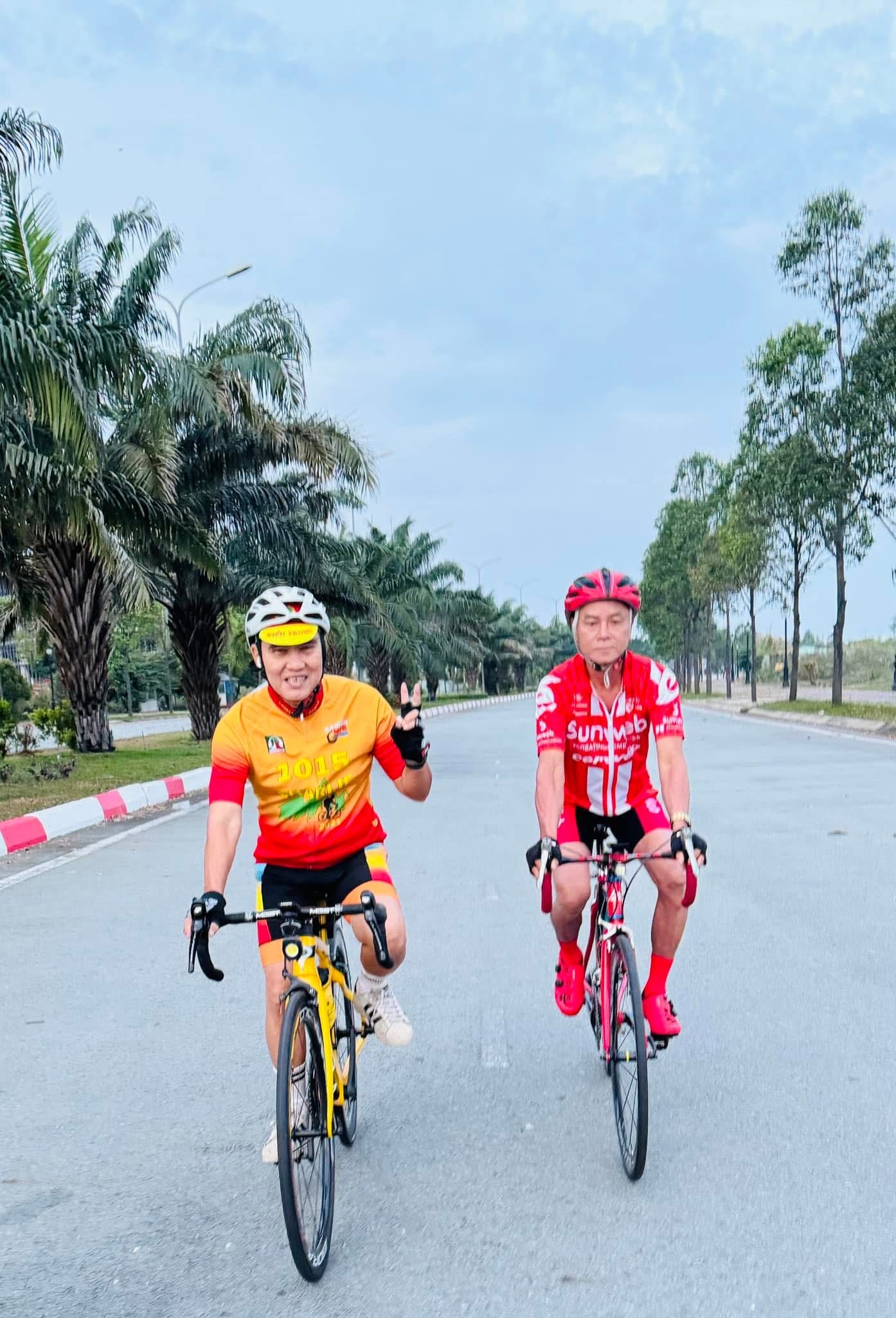 “Câu lạc bộ” xe đạp, cà phê - Ảnh 1.