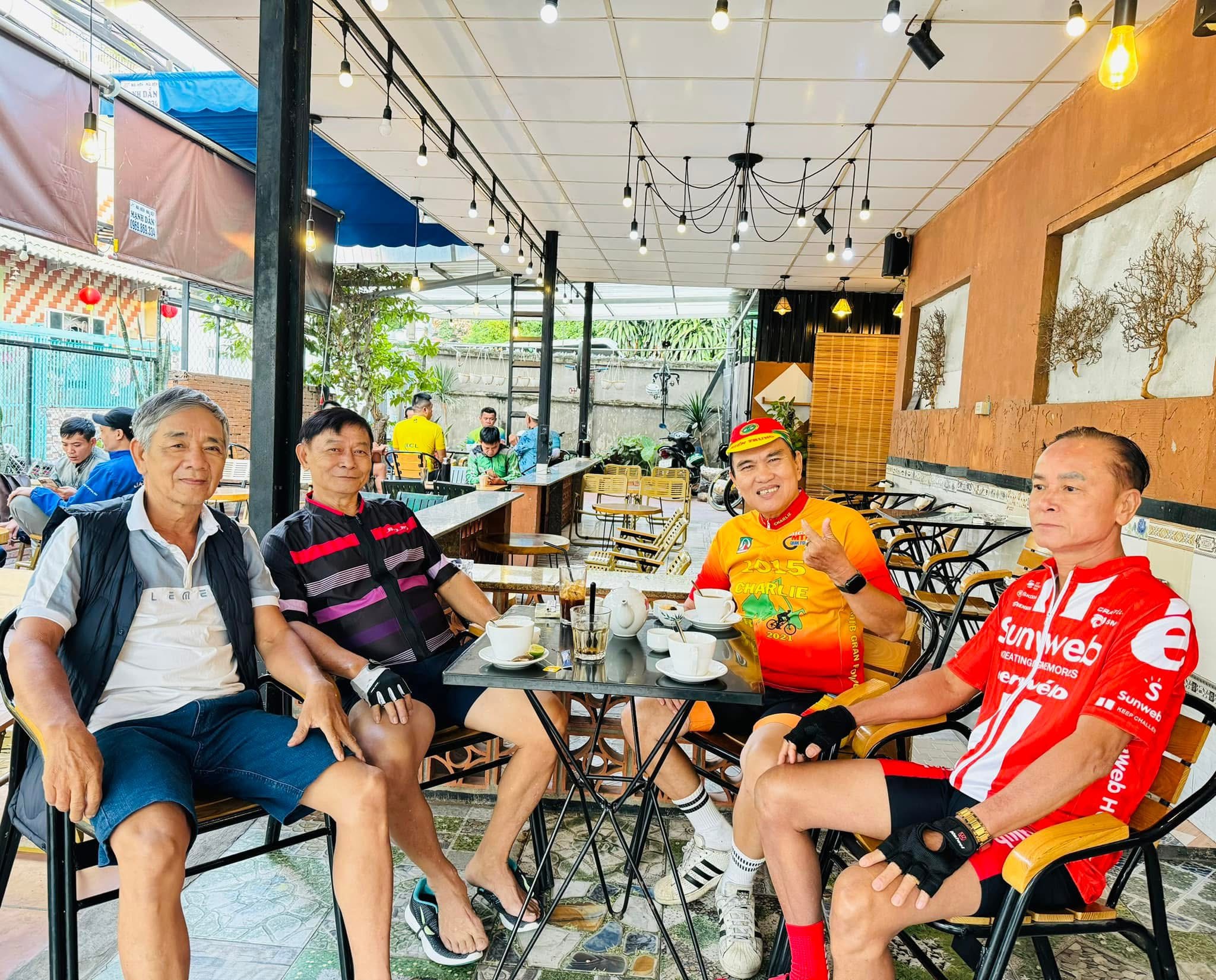 “Câu lạc bộ” xe đạp, cà phê - Ảnh 2.