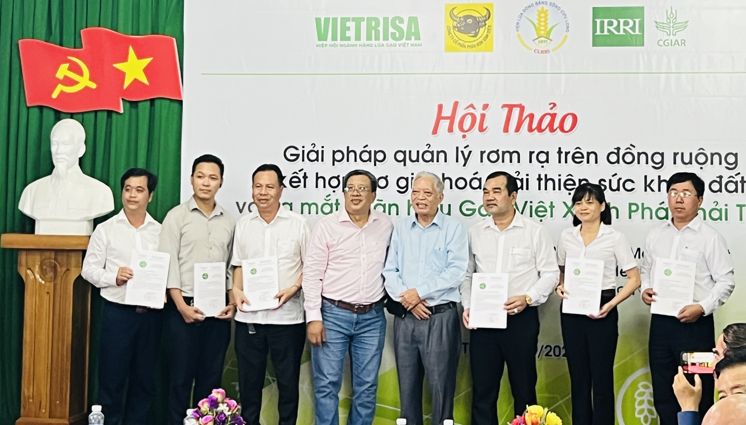 Hơn 10.000 tấn gạo đầu tiên của Việt Nam gắn logo "Gạo Việt xanh phát thải thấp"- Ảnh 1.