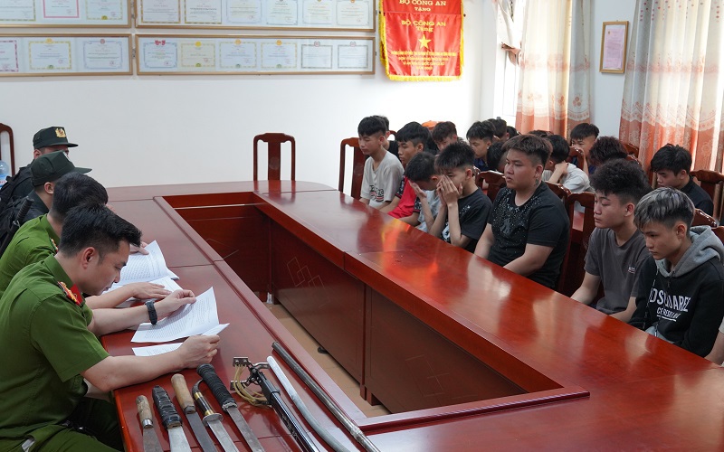 29 thanh, thiếu niên cầm súng, dao kiếm vô cớ chặn đánh người dân đi đường
