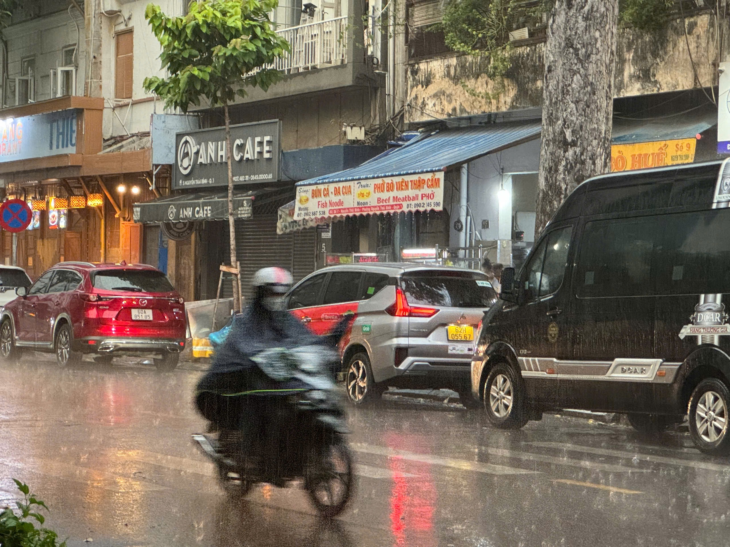 "Mưa vàng" trút xuống TP HCM- Ảnh 2.