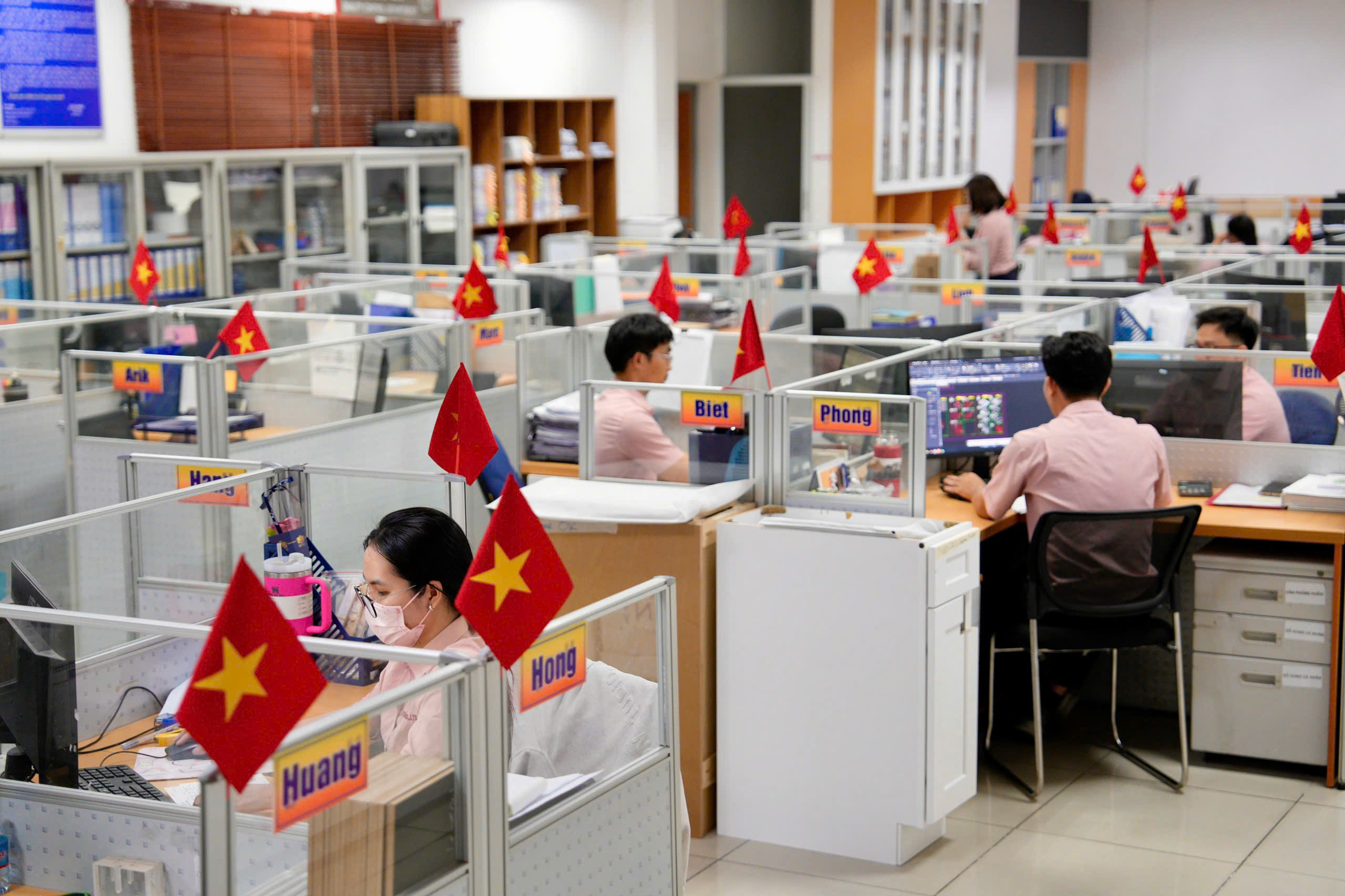 Doanh nghiệp ở B&igrave;nh Dương nhuộm đỏ cờ Tổ quốc trong nh&agrave; xưởng mừng Lễ 30-4 - Ảnh 3.