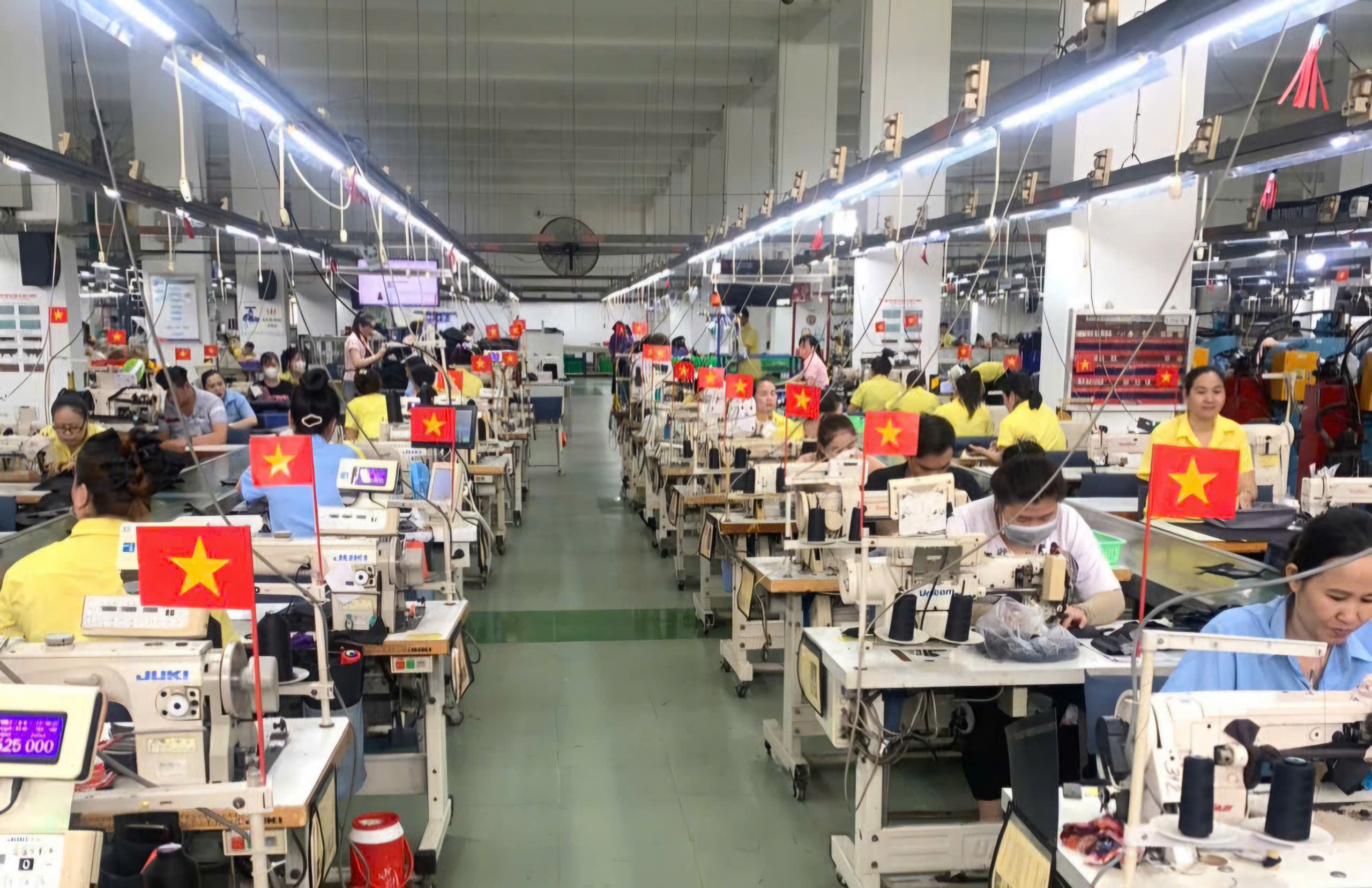 Doanh nghiệp ở B&igrave;nh Dương nhuộm đỏ cờ Tổ quốc trong nh&agrave; xưởng mừng Lễ 30-4 - Ảnh 1.