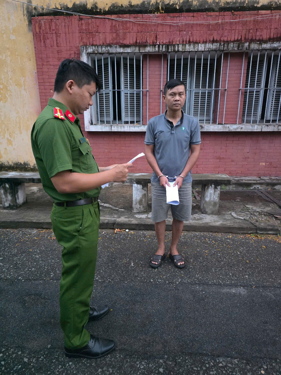 C&ocirc;ng an TP HCM bắt một nh&acirc;n vi&ecirc;n c&ocirc;ng ty dược - Ảnh 1.