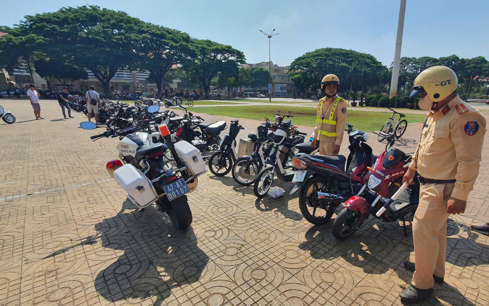 Gần 70 thiếu niên, học sinh tụ tập biểu diễn xe điện độ chế "khủng" để câu like