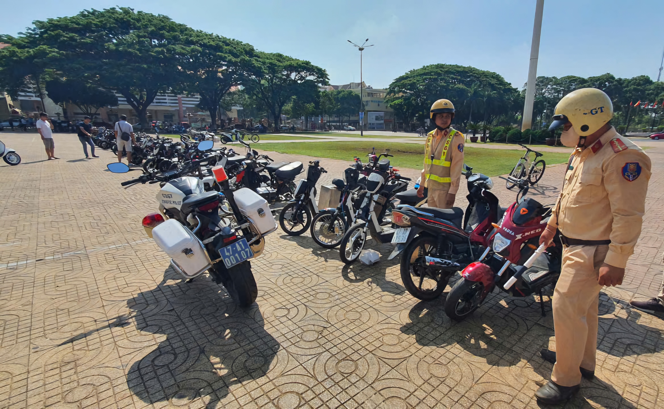 Gần 70 thiếu niên, học sinh tụ tập biểu diễn xe điện độ chế "khủng" để câu like- Ảnh 1.