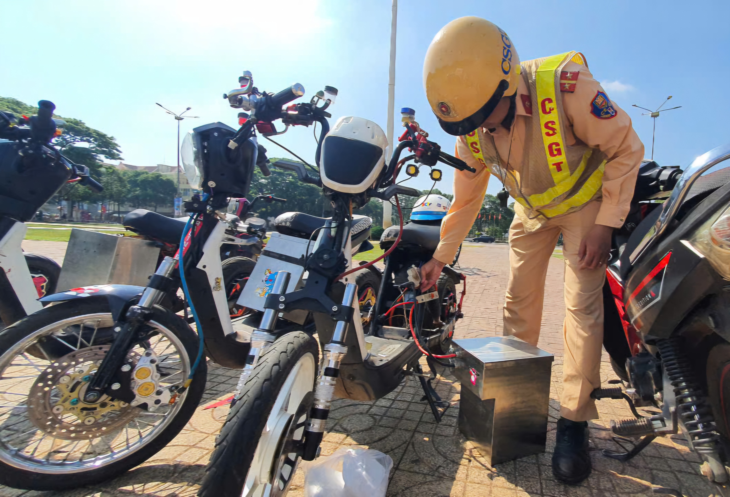 Gần 70 thiếu niên, học sinh tụ tập biểu diễn xe điện độ chế "khủng" để câu like- Ảnh 2.