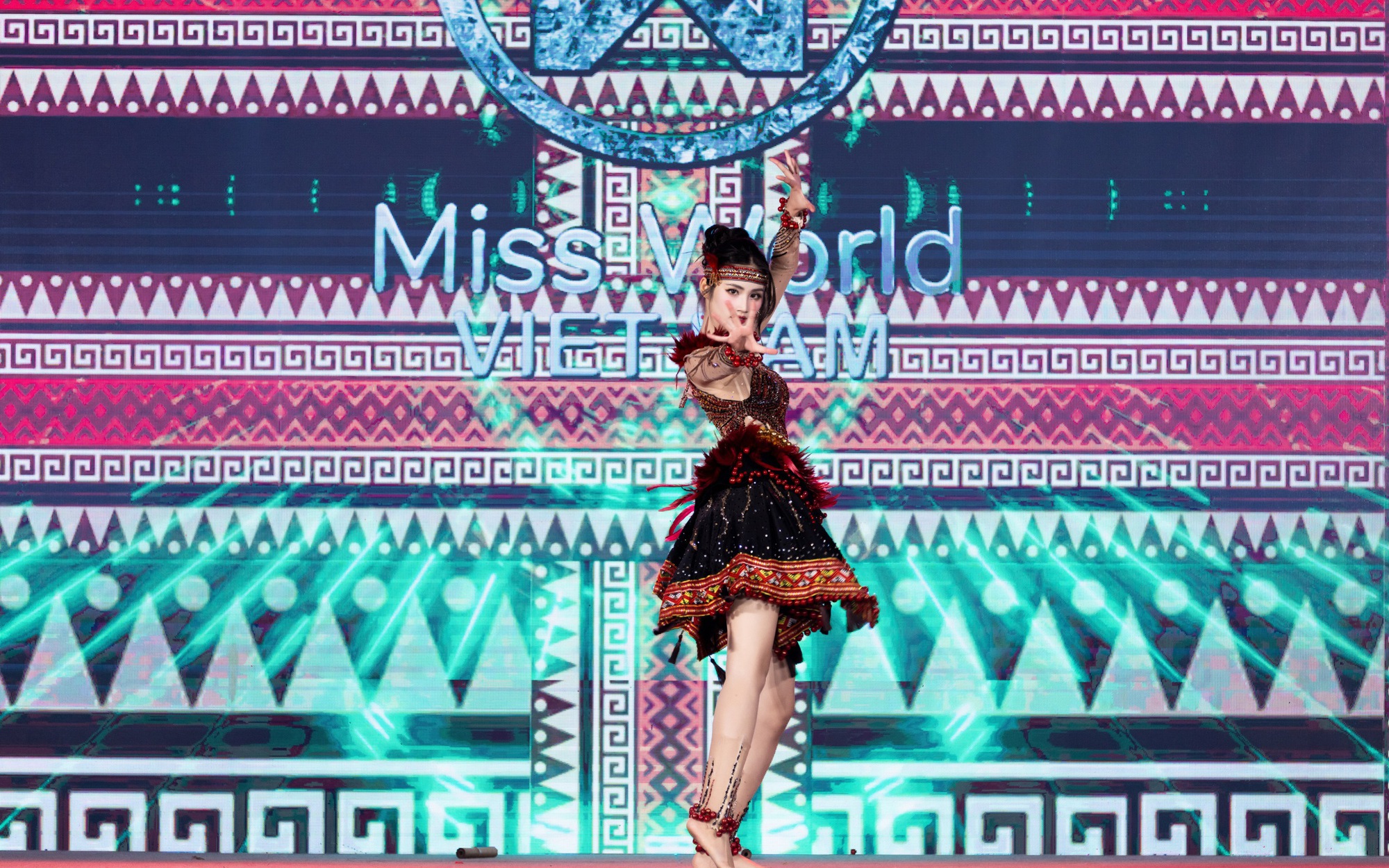 Hoa hậu Ý Nhi và Hành trình văn hóa Tây Nguyên tại Miss World 72