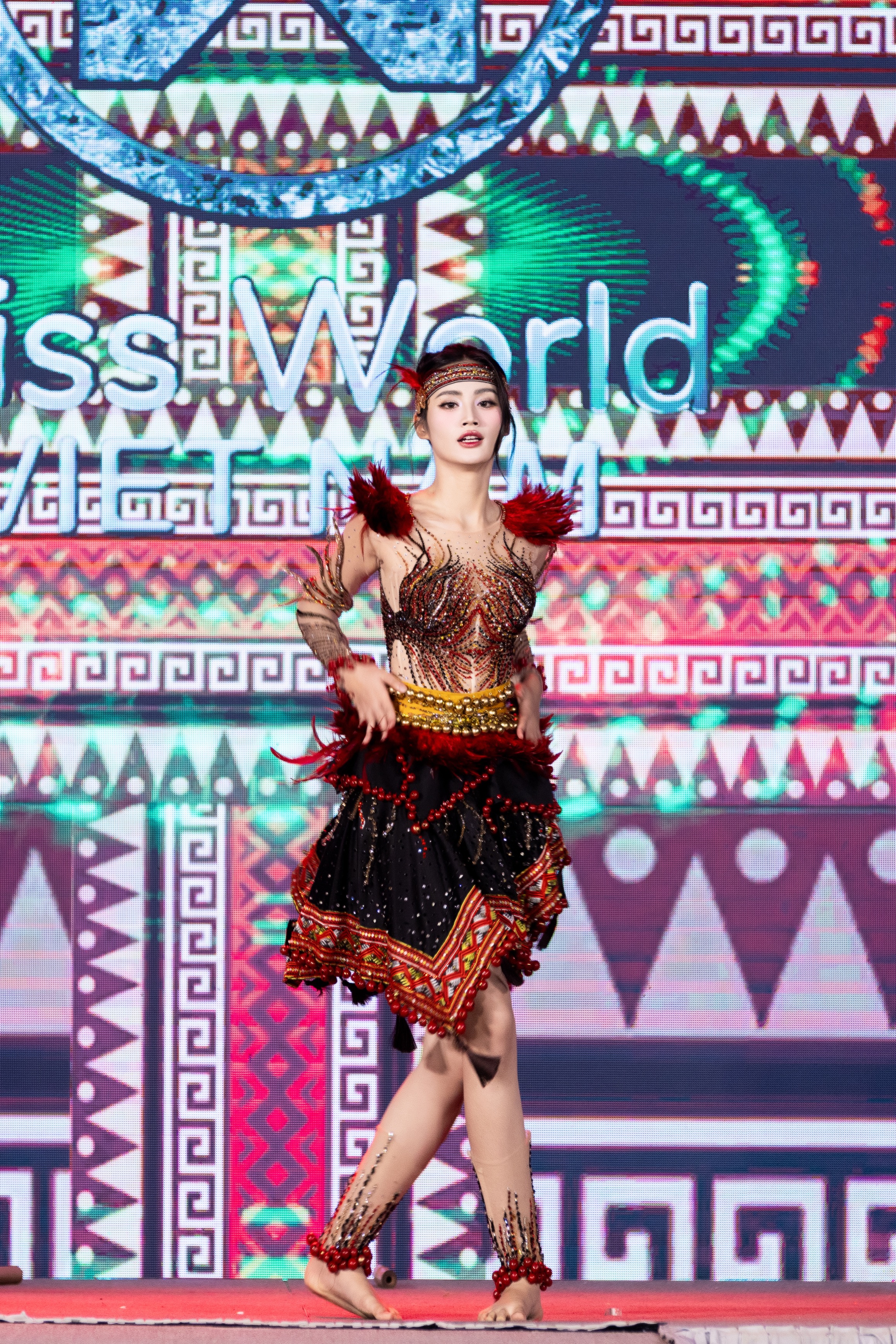Hoa hậu &Yacute; Nhi v&agrave; H&agrave;nh tr&igrave;nh văn h&oacute;a T&acirc;y Nguy&ecirc;n tại Miss World 72- Ảnh 2.