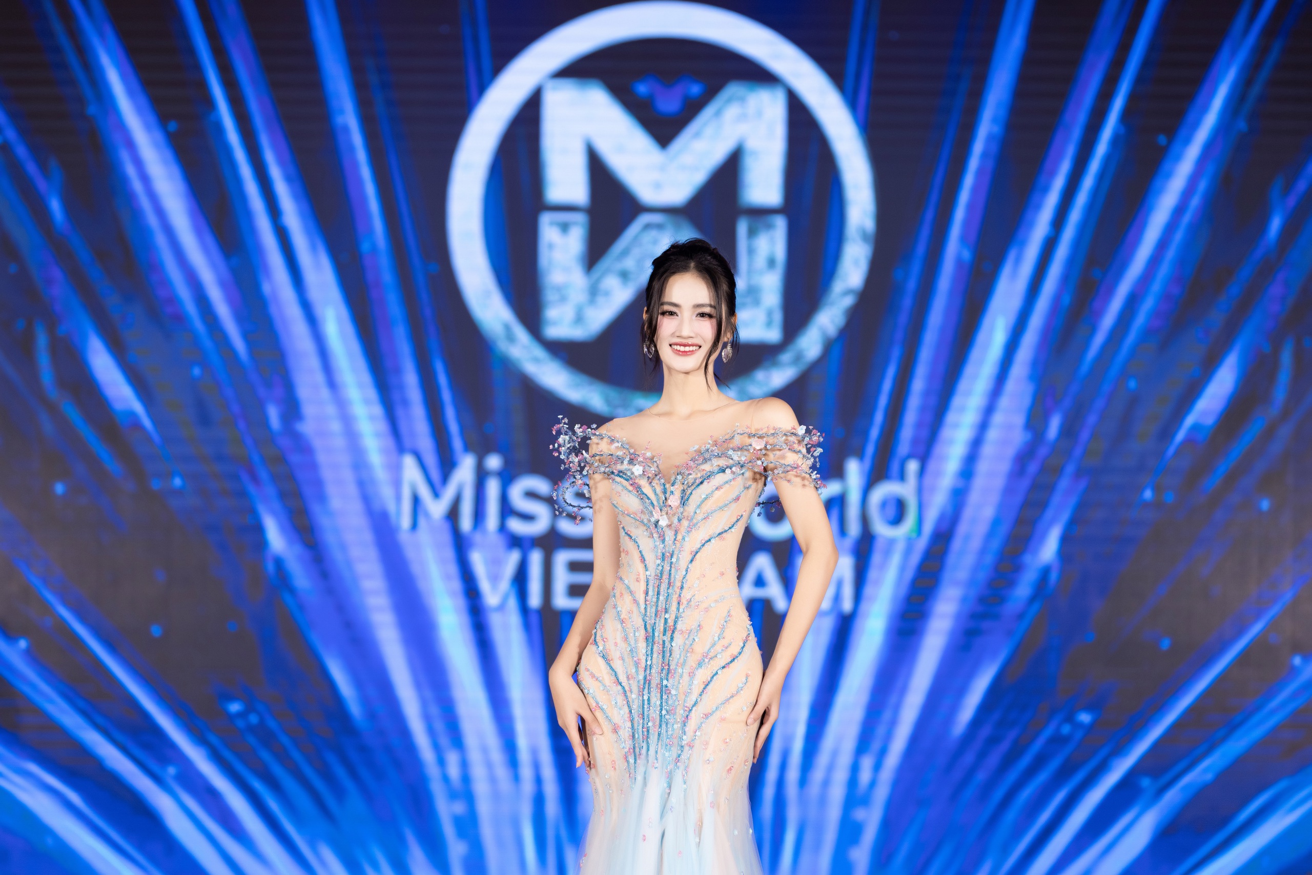 Hoa hậu &Yacute; Nhi v&agrave; H&agrave;nh tr&igrave;nh văn h&oacute;a T&acirc;y Nguy&ecirc;n tại Miss World 72- Ảnh 1.