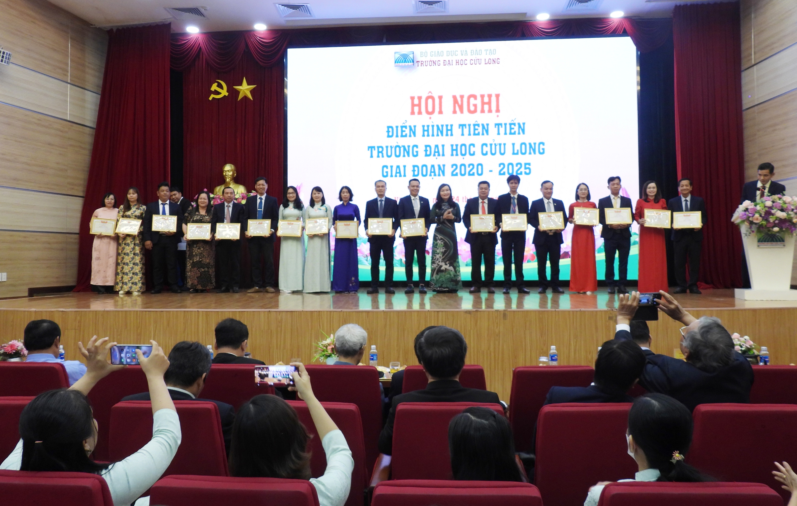 Trường ĐH Cửu Long tổ chức hội nghị điển h&igrave;nh ti&ecirc;n tiến- Ảnh 7.
