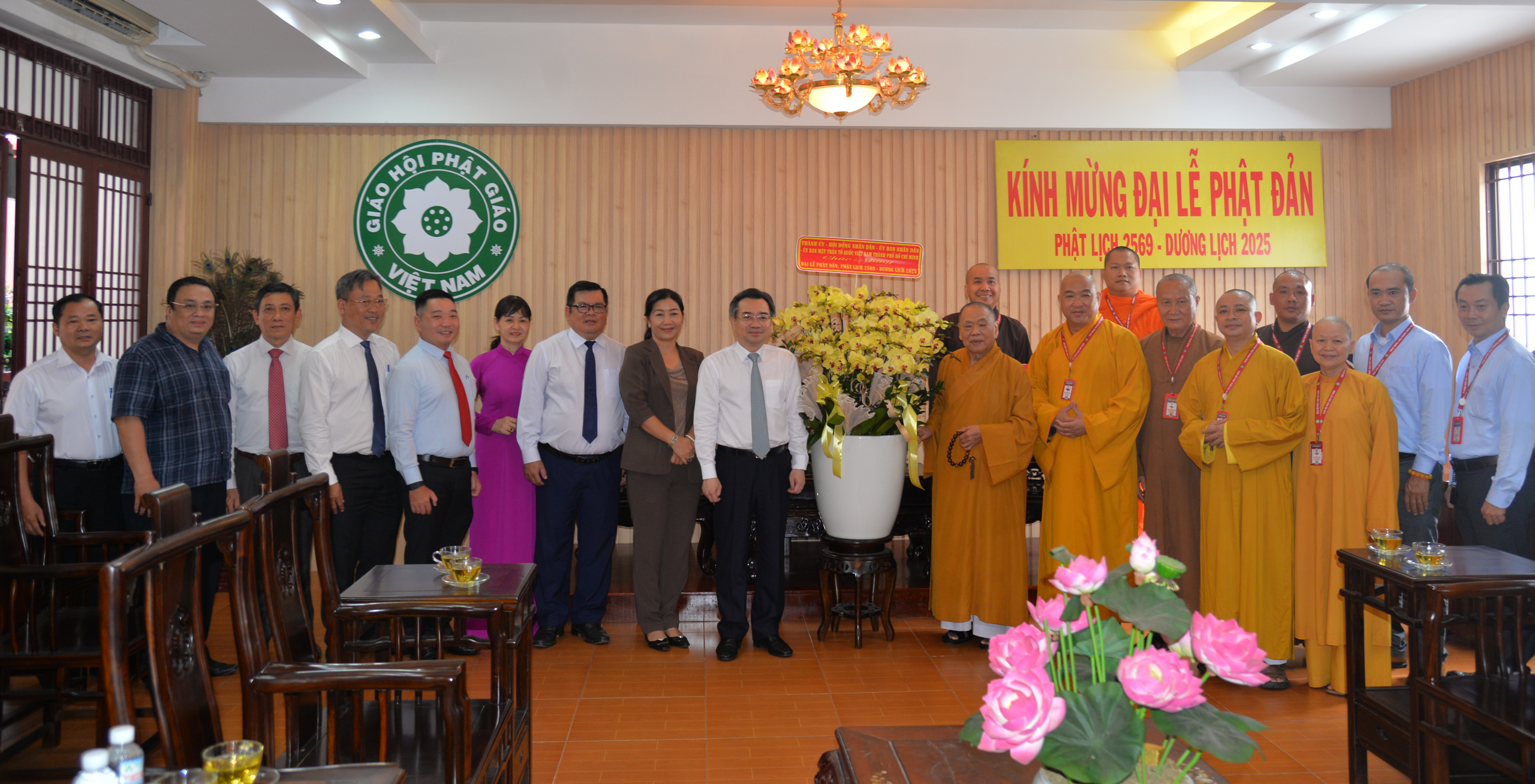Lãnh đạo TP HCM chúc mừng Đại lễ Phật đản- Ảnh 4.