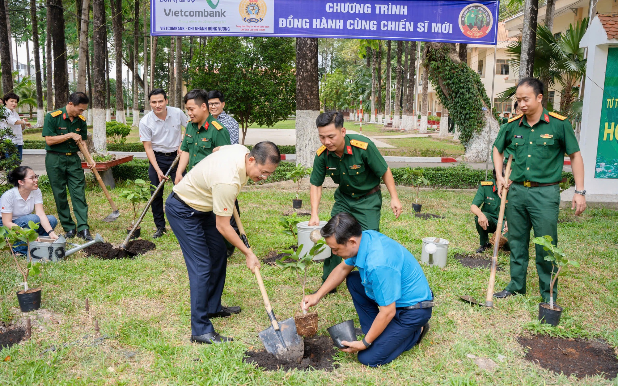 Trồng 280 cây xanh tại Trung đoàn Gia Định