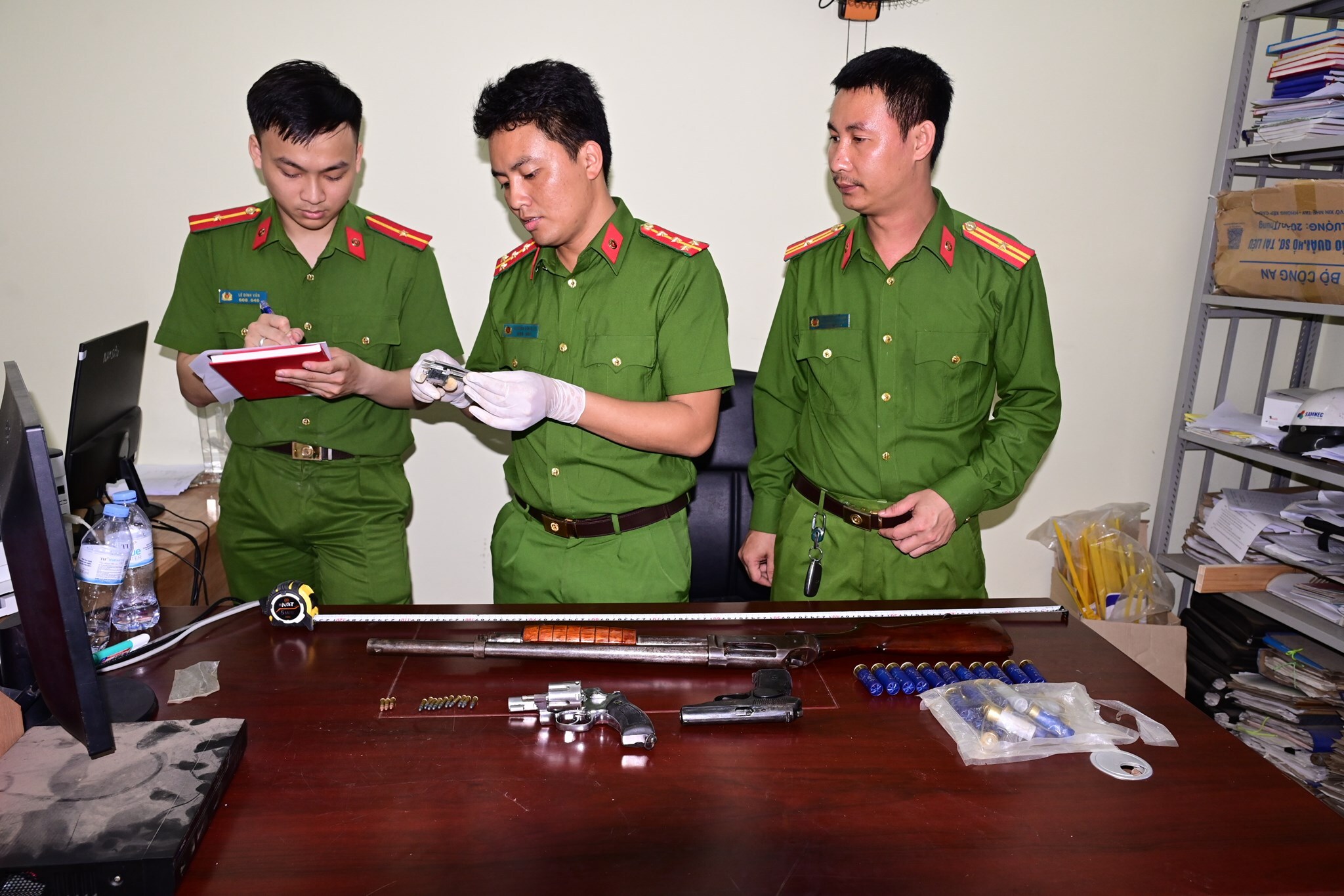 Người đ&agrave;n &ocirc;ng "chơi" ma t&uacute;y, t&agrave;ng trữ 3 khẩu s&uacute;ng v&agrave; 39 vi&ecirc;n đạn- Ảnh 3.