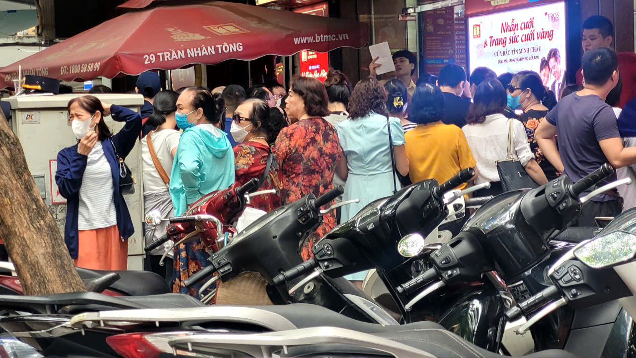 Cảnh tượng quen lại xuất hiện trước cửa tiệm vàng khi giá bật tăng- Ảnh 1.