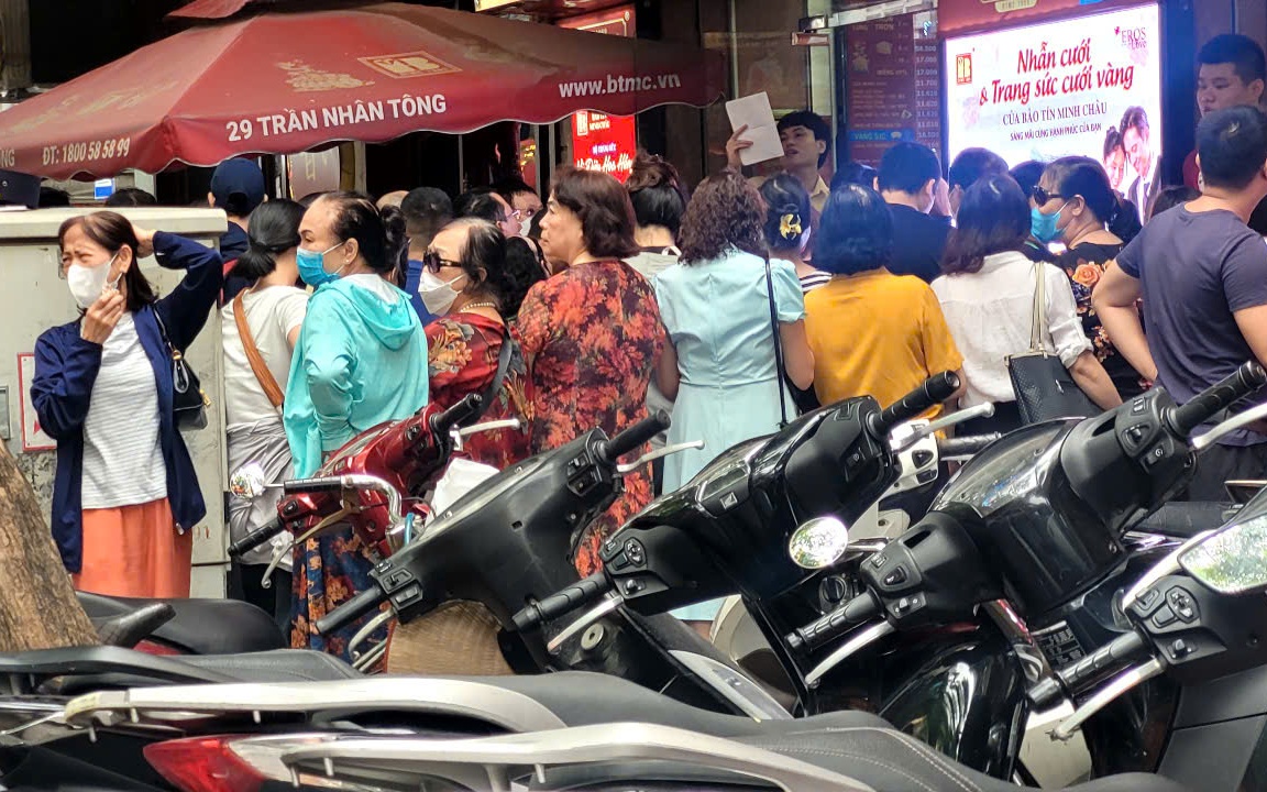 Cảnh tượng quen lại xuất hiện trước cửa tiệm vàng khi giá bật tăng