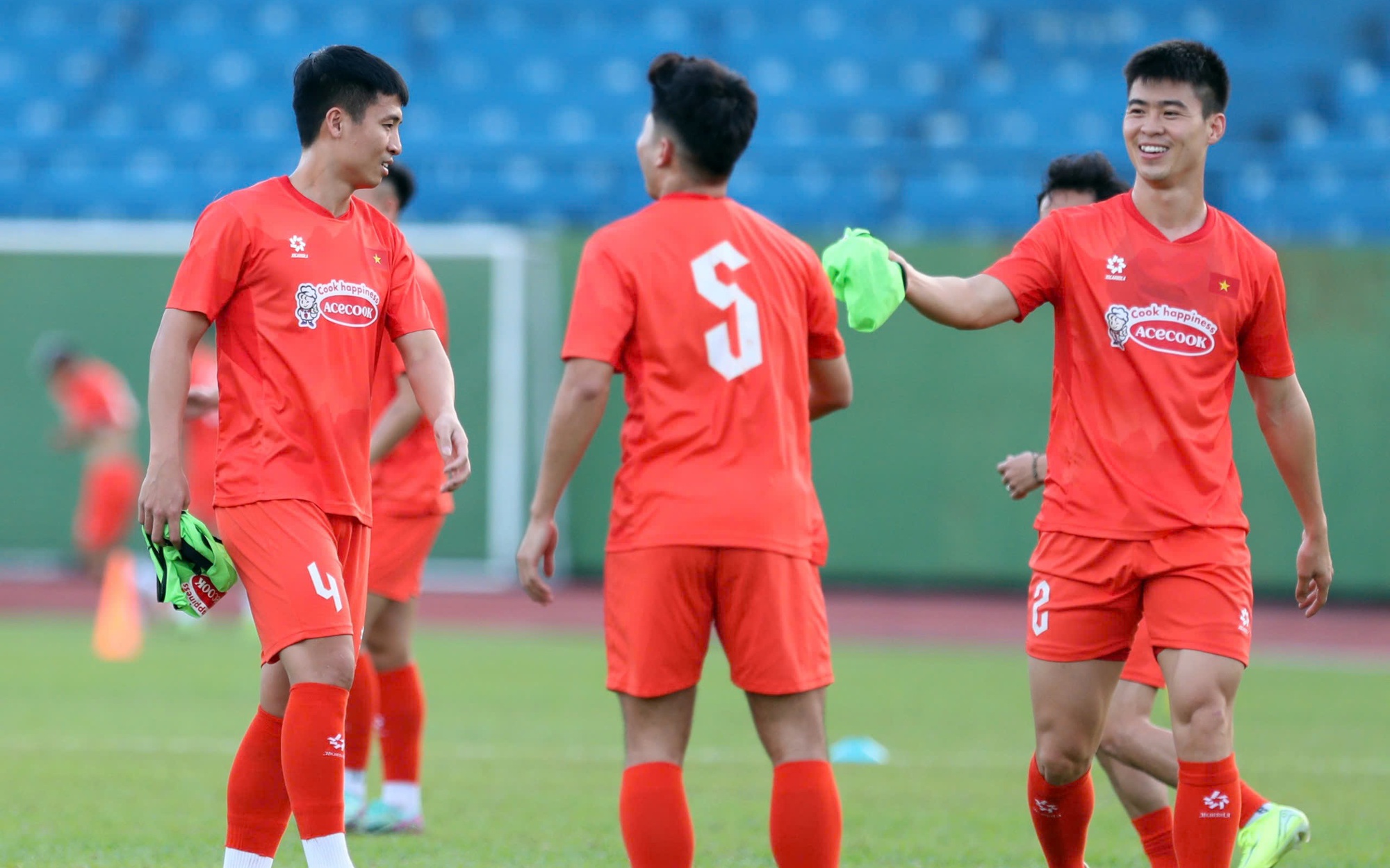 Trung vệ tuyển Việt Nam háo hức so tài Manchester United
