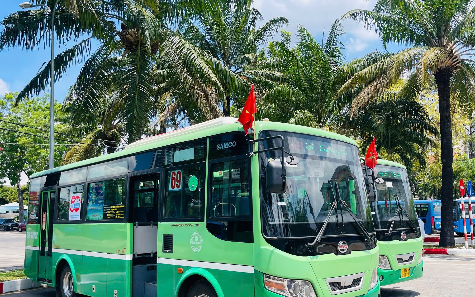 Xe buýt TP HCM đồng loạt treo cờ Tổ quốc mừng đại lễ 30-4
